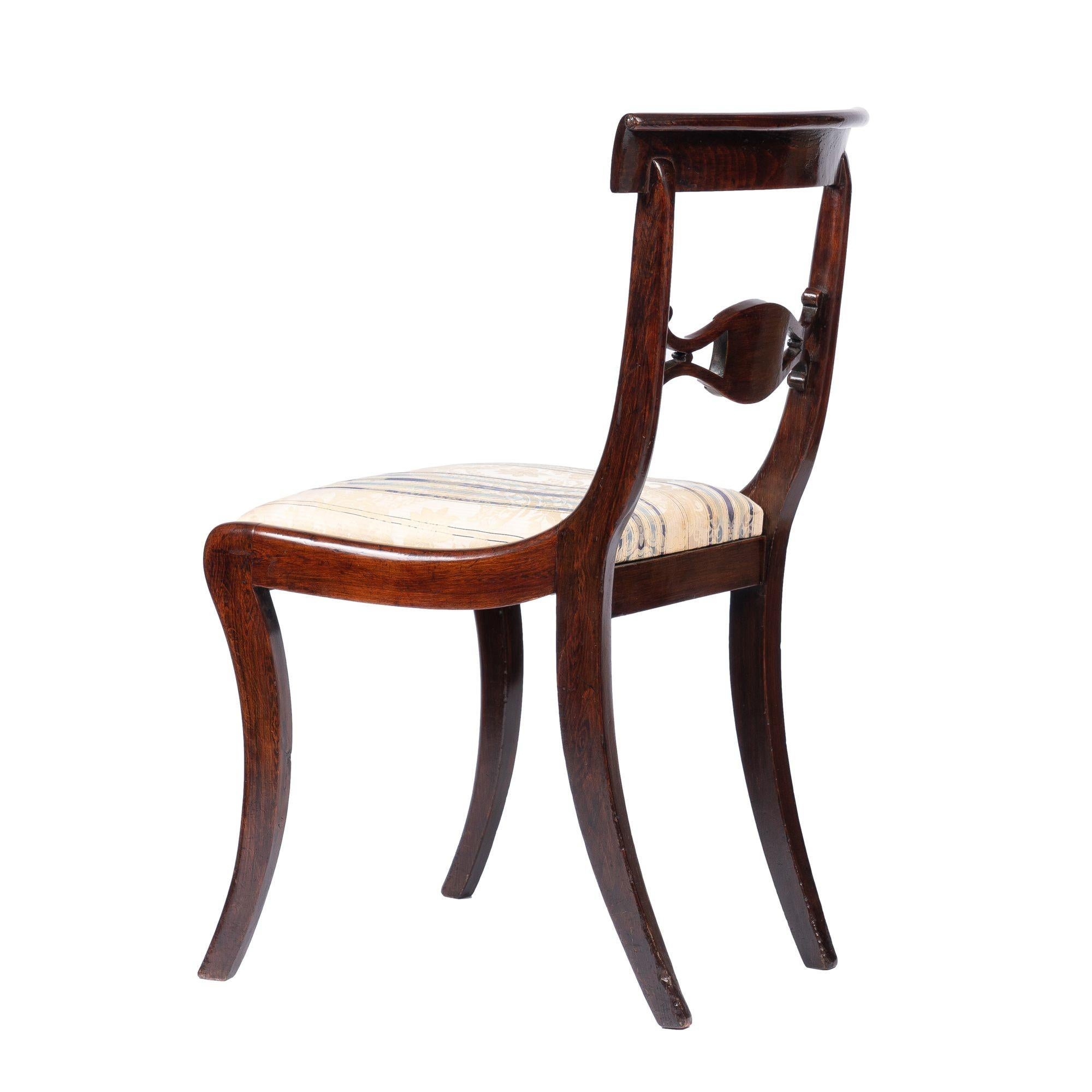 Paar englische Regency-Beistellstühle mit gepolsterten Sesseln und Sessel ohne Armlehne, 1815 (Messing) im Angebot
