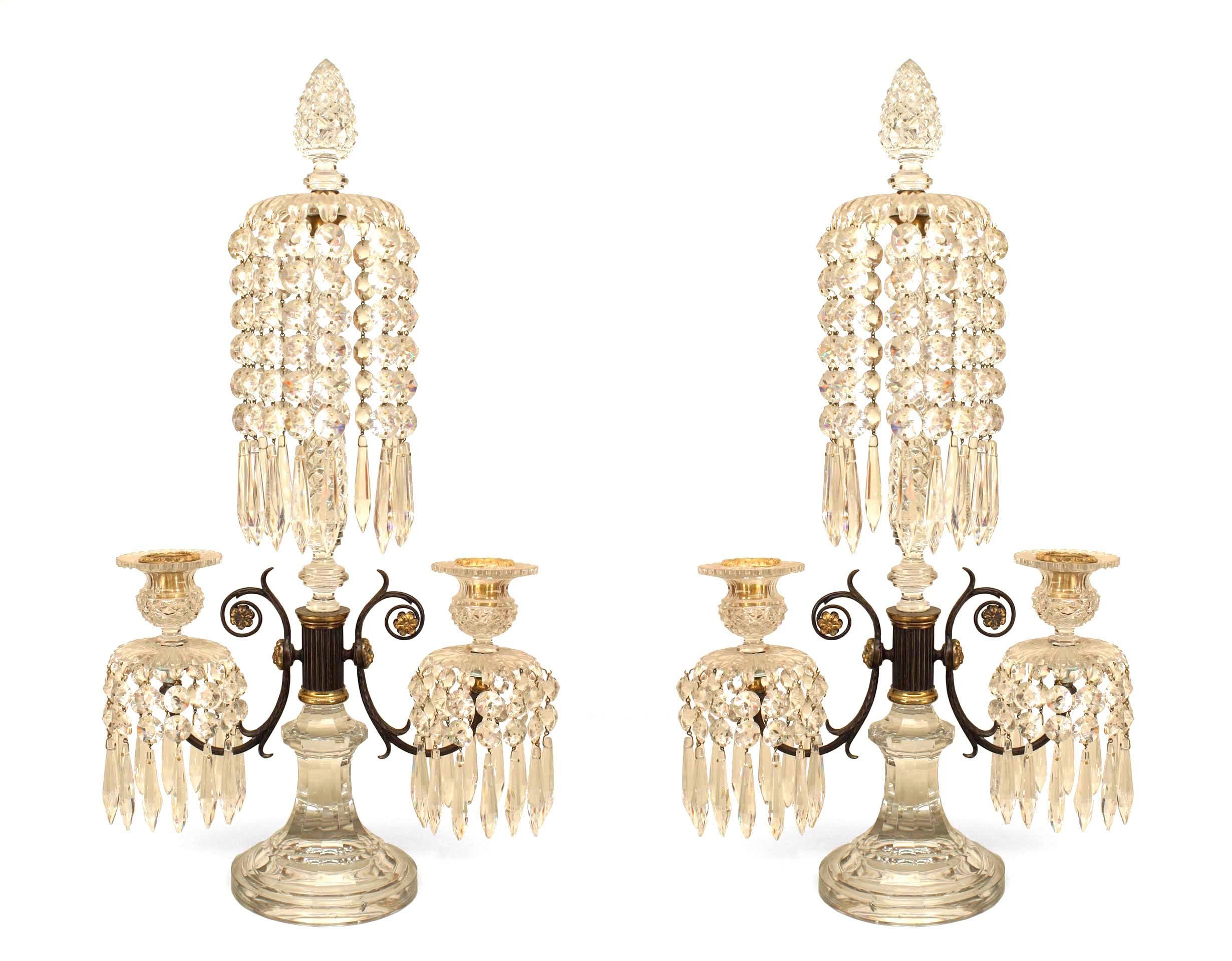 Coppia di candelabri inglesi Regency Waterford con terminale a cono di pino sopra un montante centrale a spirale e 2 bracci che si dipartono da un montante centrale in metallo e ottone con gocce di cristallo (PREZZO A COPPIA)
