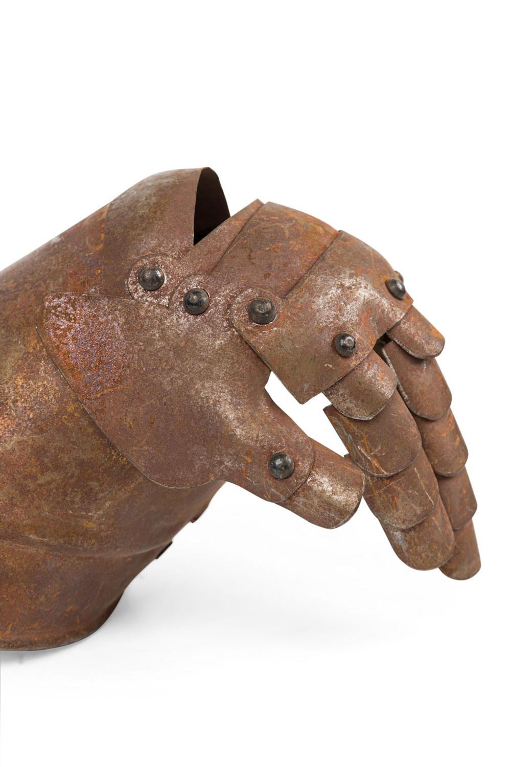 Coppia di guanti con guanto da armatura in stile rinascimentale inglese in vendita 3