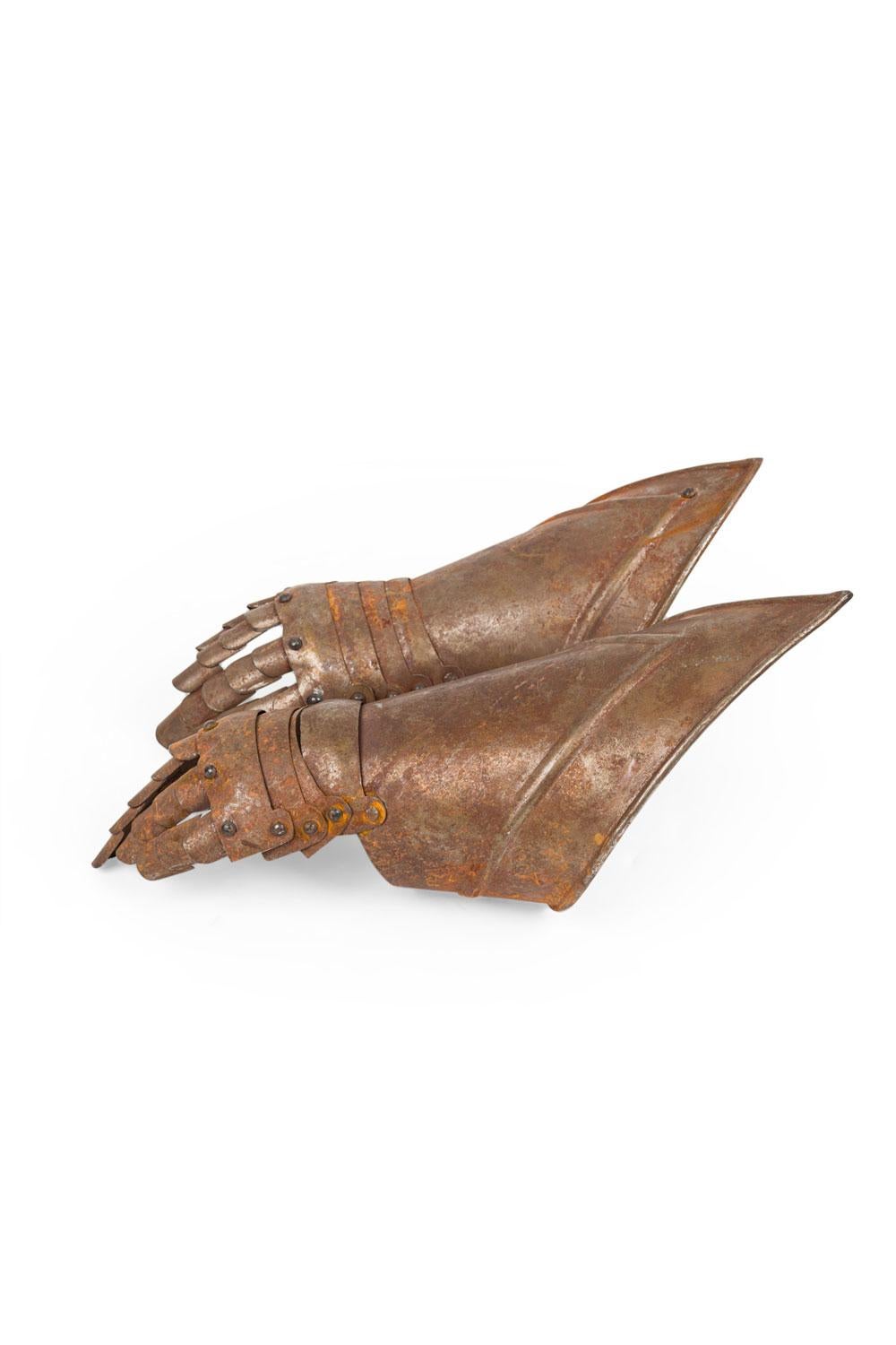 Rinascimento Coppia di guanti con guanto da armatura in stile rinascimentale inglese in vendita