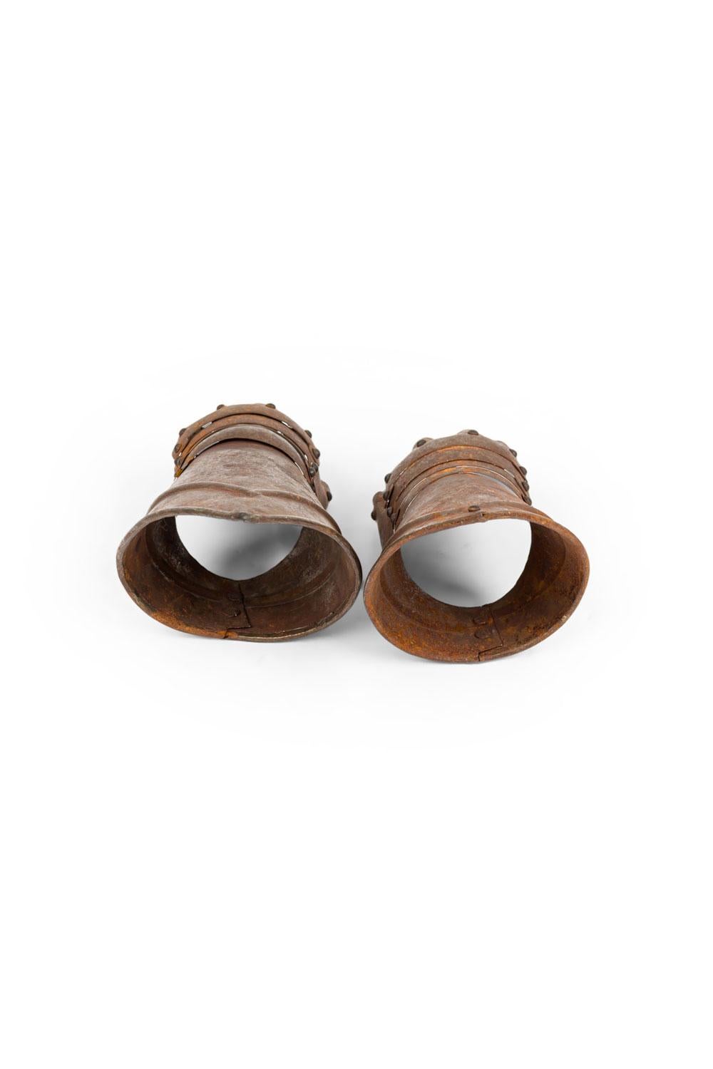 Britannico Coppia di guanti con guanto da armatura in stile rinascimentale inglese in vendita