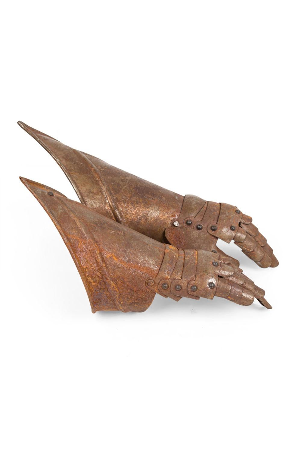 Coppia di guanti con guanto da armatura in stile rinascimentale inglese In condizioni buone in vendita a Queens, NY