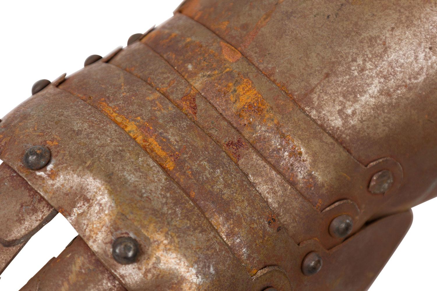 Metallo Coppia di guanti con guanto da armatura in stile rinascimentale inglese in vendita