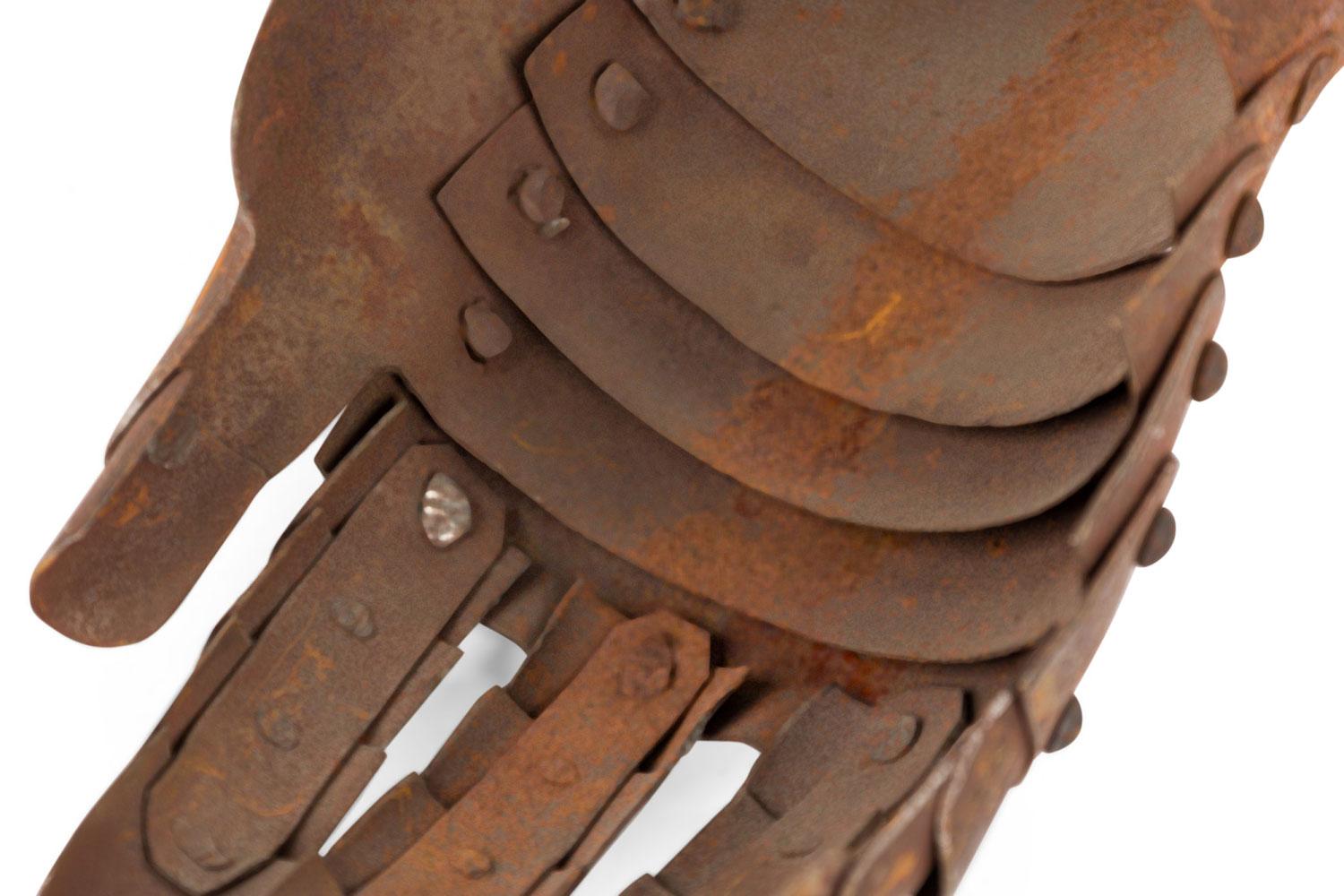 Coppia di guanti con guanto da armatura in stile rinascimentale inglese in vendita 2