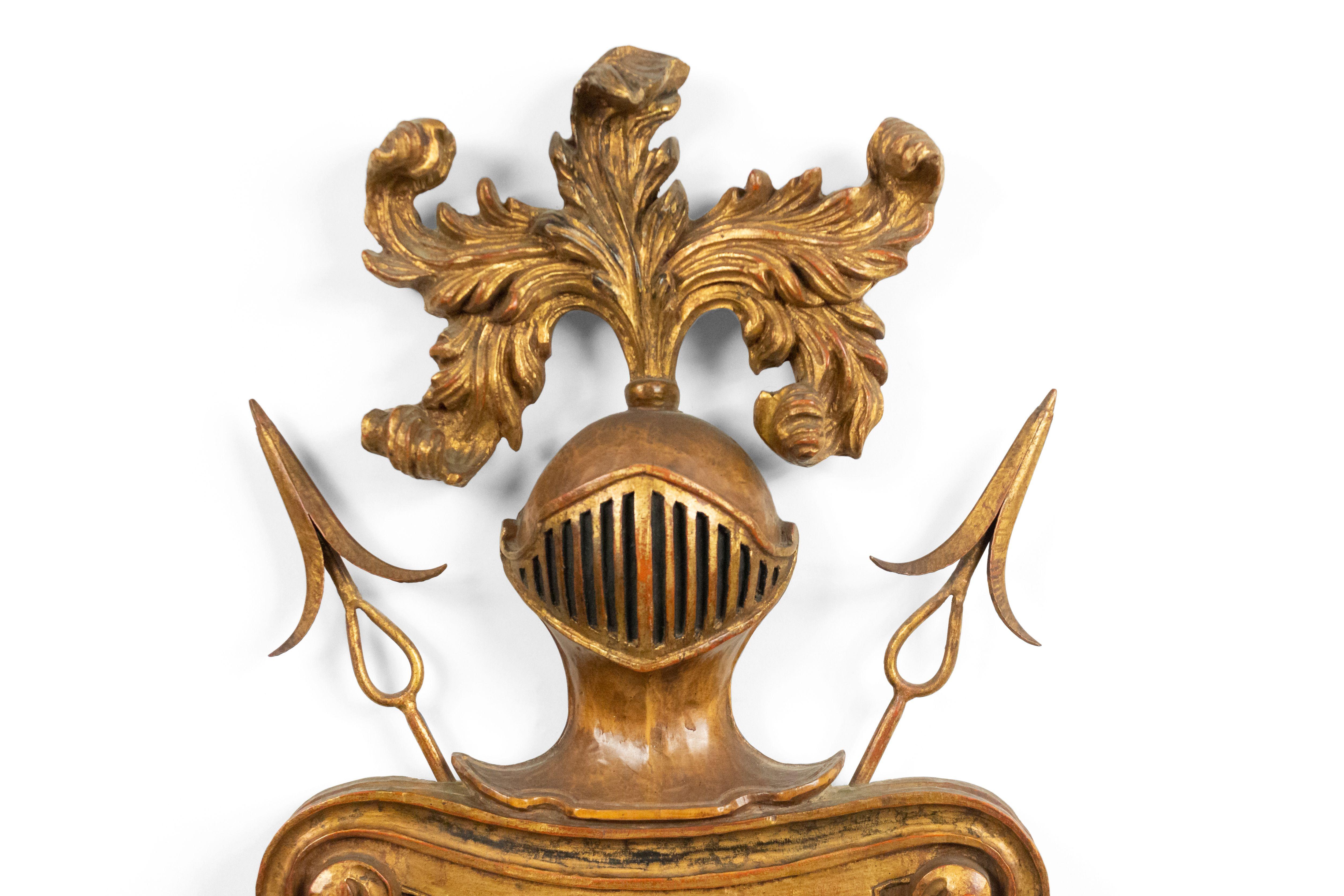 Paar vergoldete Wandleuchten aus Metall und geschnitztem Obstholz im englischen Renaissancestil (19/20. Jahrhundert) mit 2 Armen und Helmdesign. (PREIS ALS PAAR).
 
