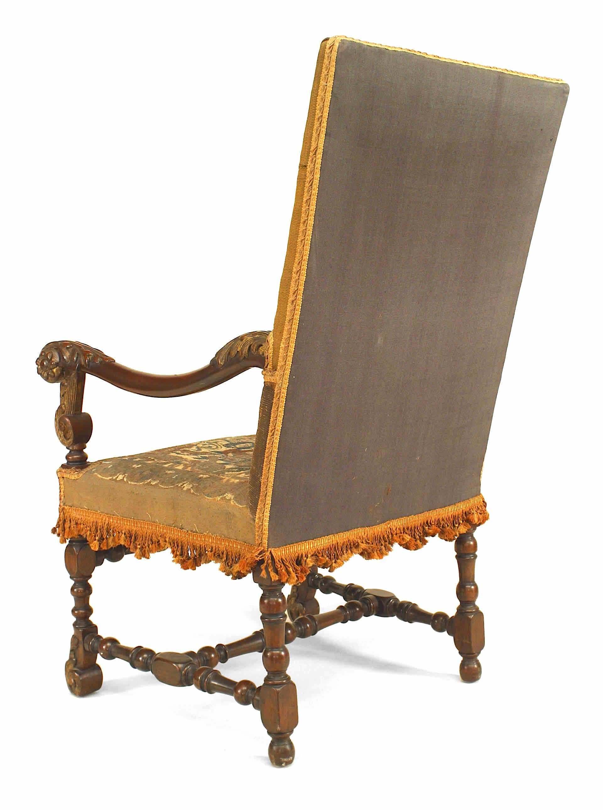 Paire de chaises à tapisserie en noyer de la Renaissance anglaise Bon état - En vente à New York, NY