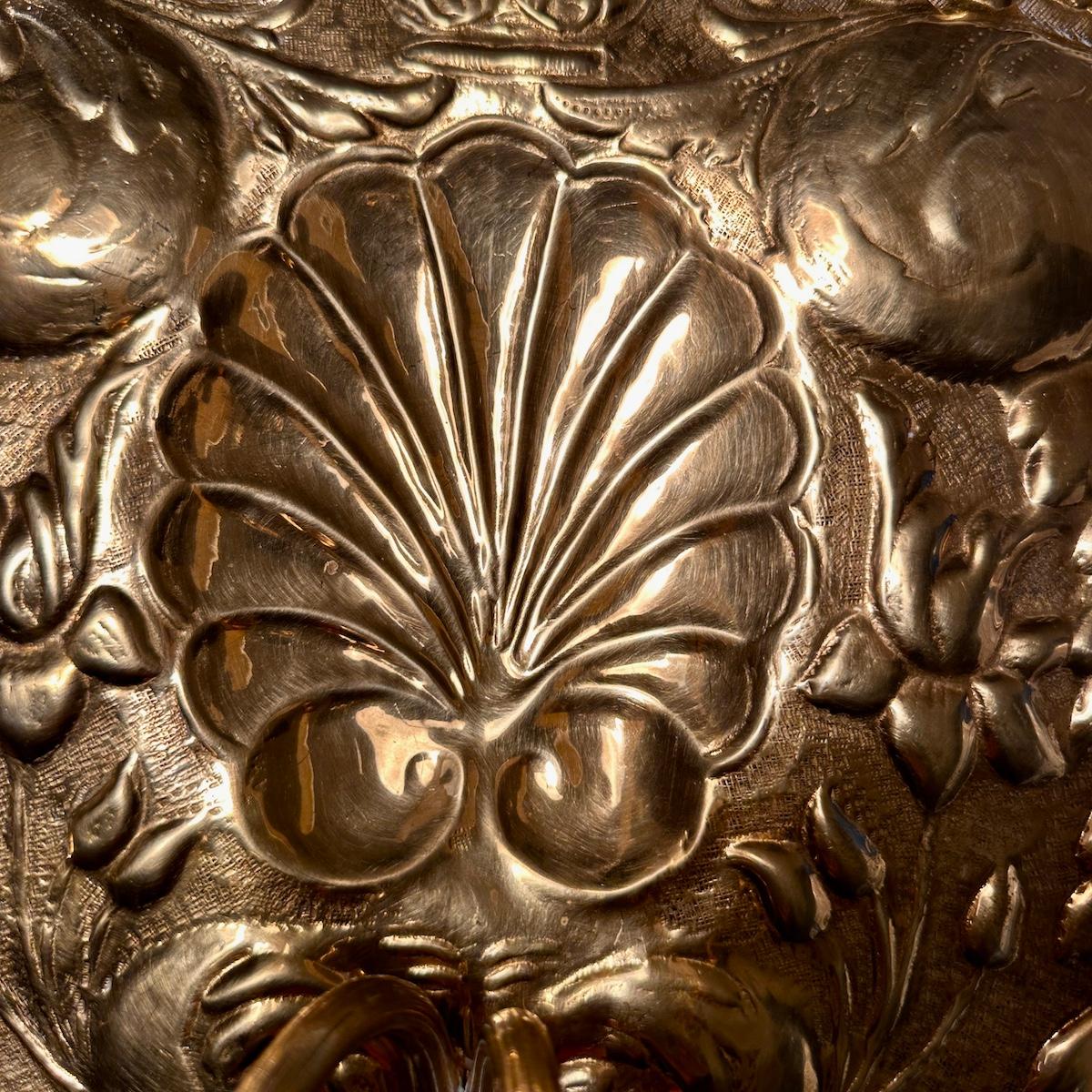 Coppia di antiche appliques inglesi in metallo repoussé del 1900 circa.

Misure:
Altezza: 15
