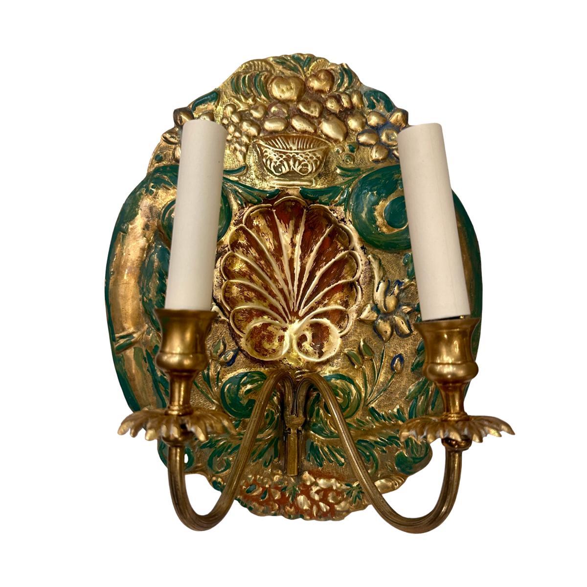 Pareja de candelabros ingleses repoussé Inglés en venta