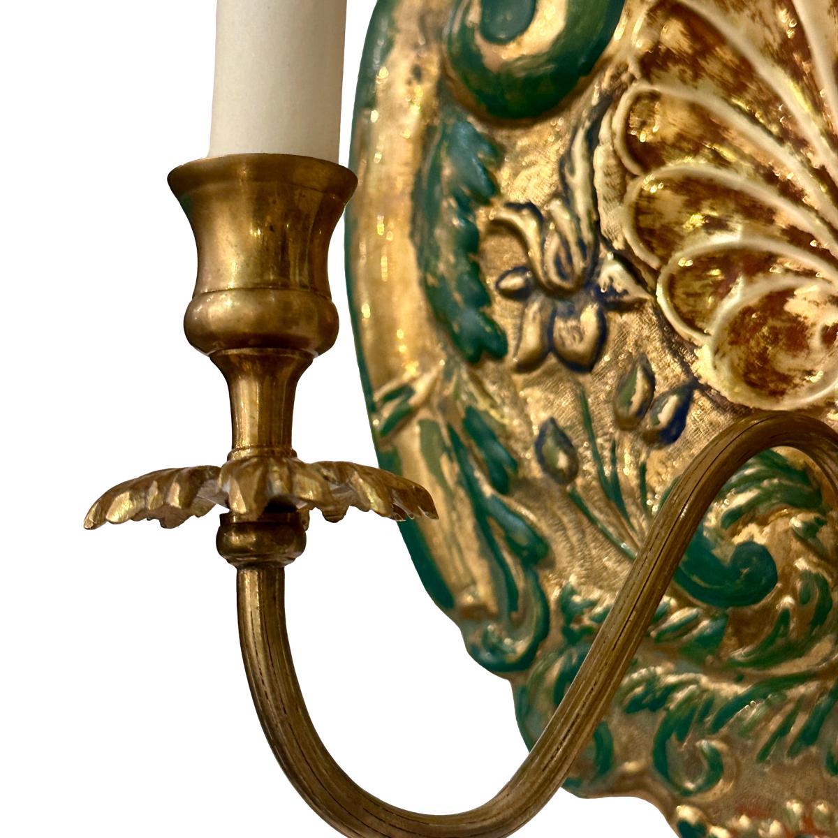Pareja de candelabros ingleses repoussé Pintado en venta