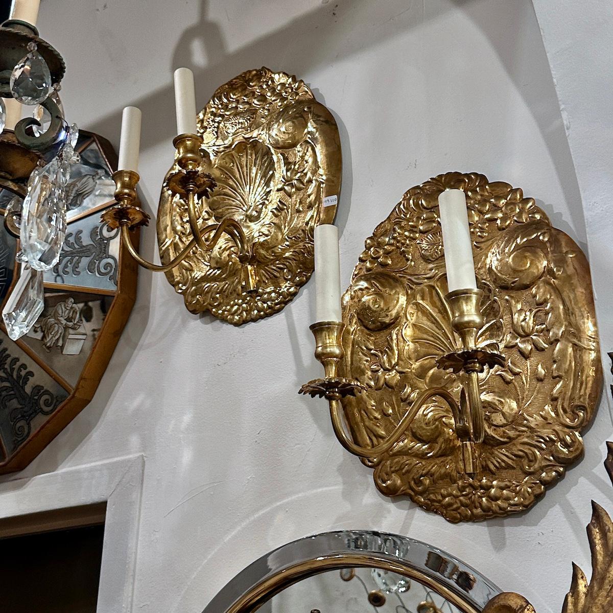 Metallo Coppia di sconsigliere inglesi in Repoussé in vendita
