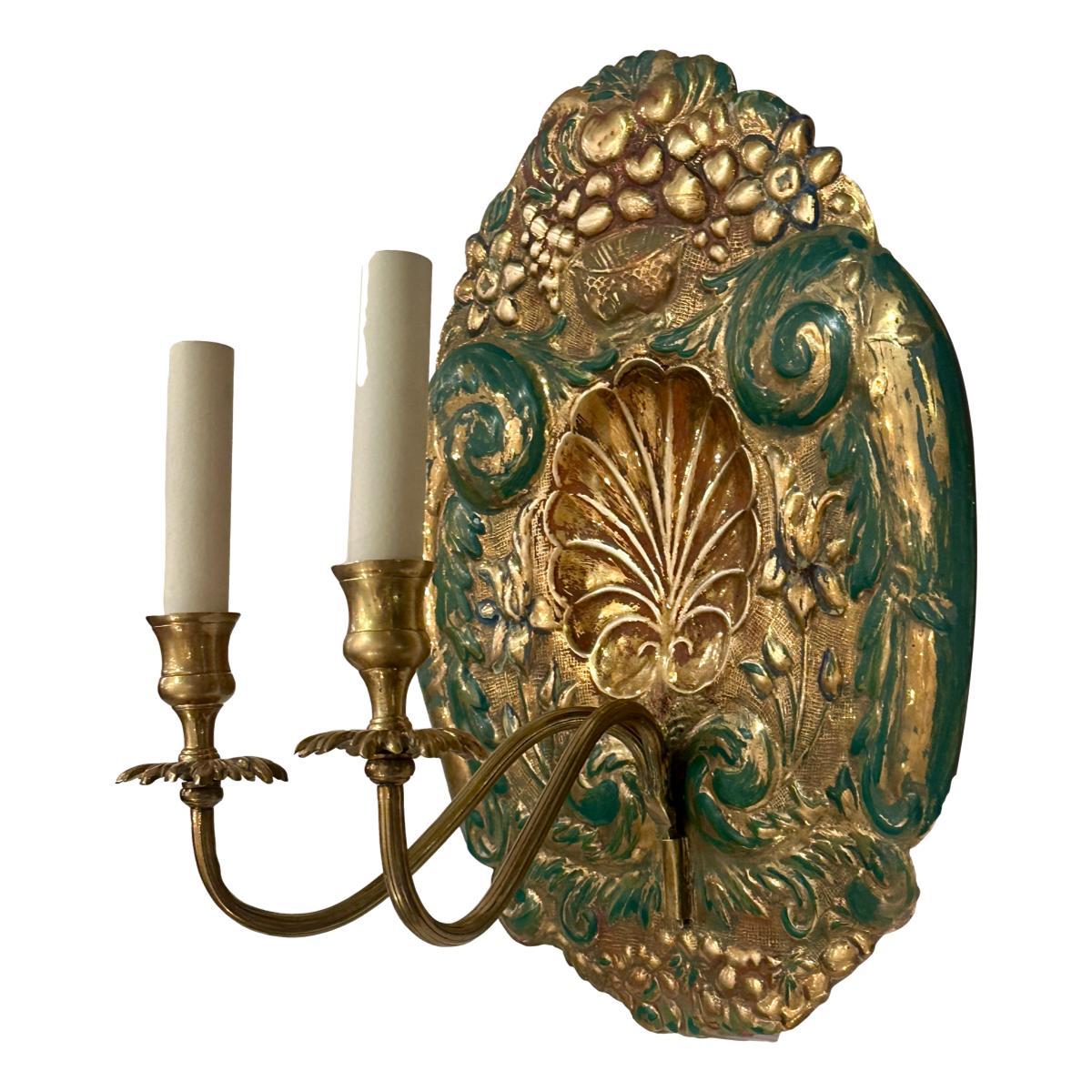 Pareja de candelabros ingleses repoussé Metal en venta