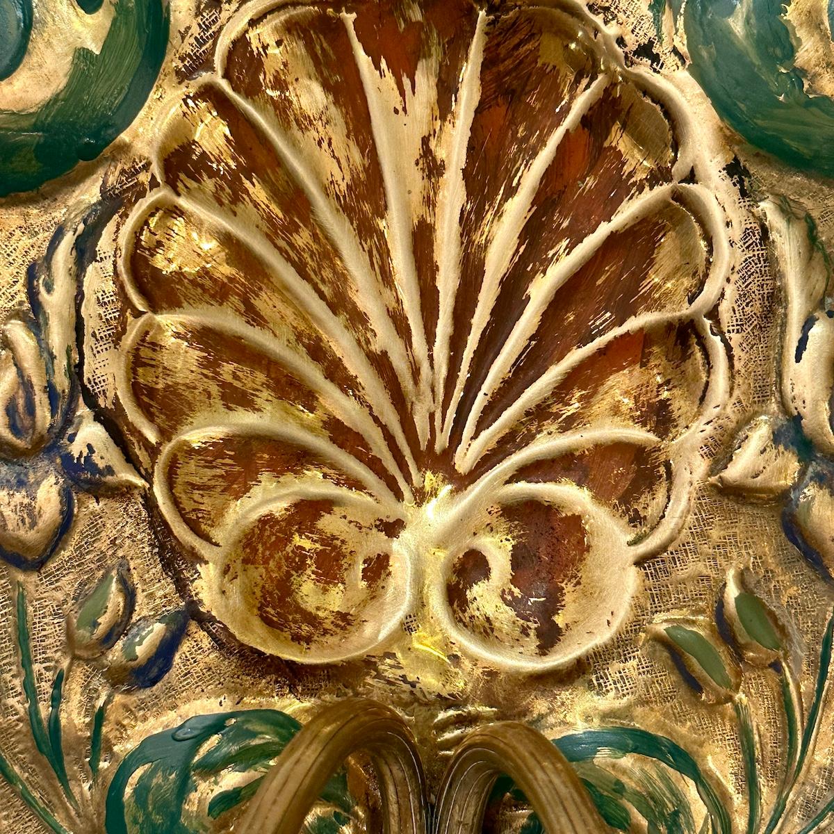 Pareja de candelabros ingleses repoussé en venta 1