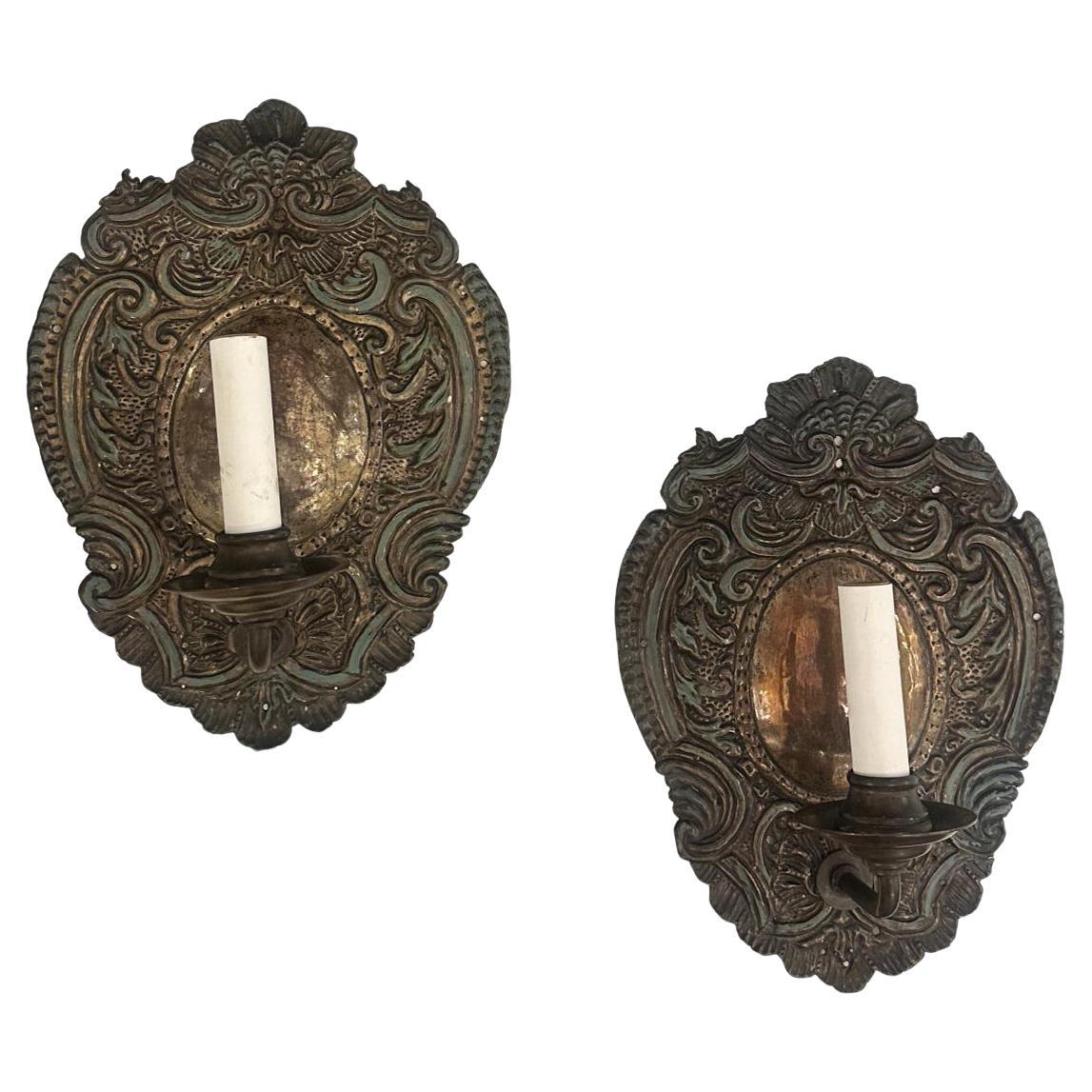 Pareja de candelabros ingleses Repousse en venta
