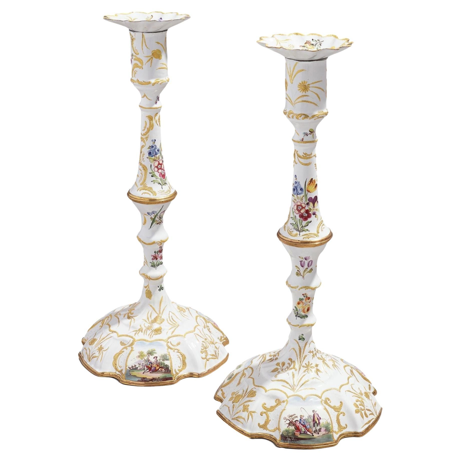 Coppia di candelieri rococò inglesi Battersea, 1760-65 ca.