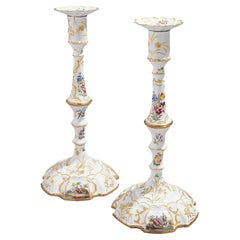 Paar englische Battersea-Kerzenleuchter im Rokoko-Stil, um 1760-65