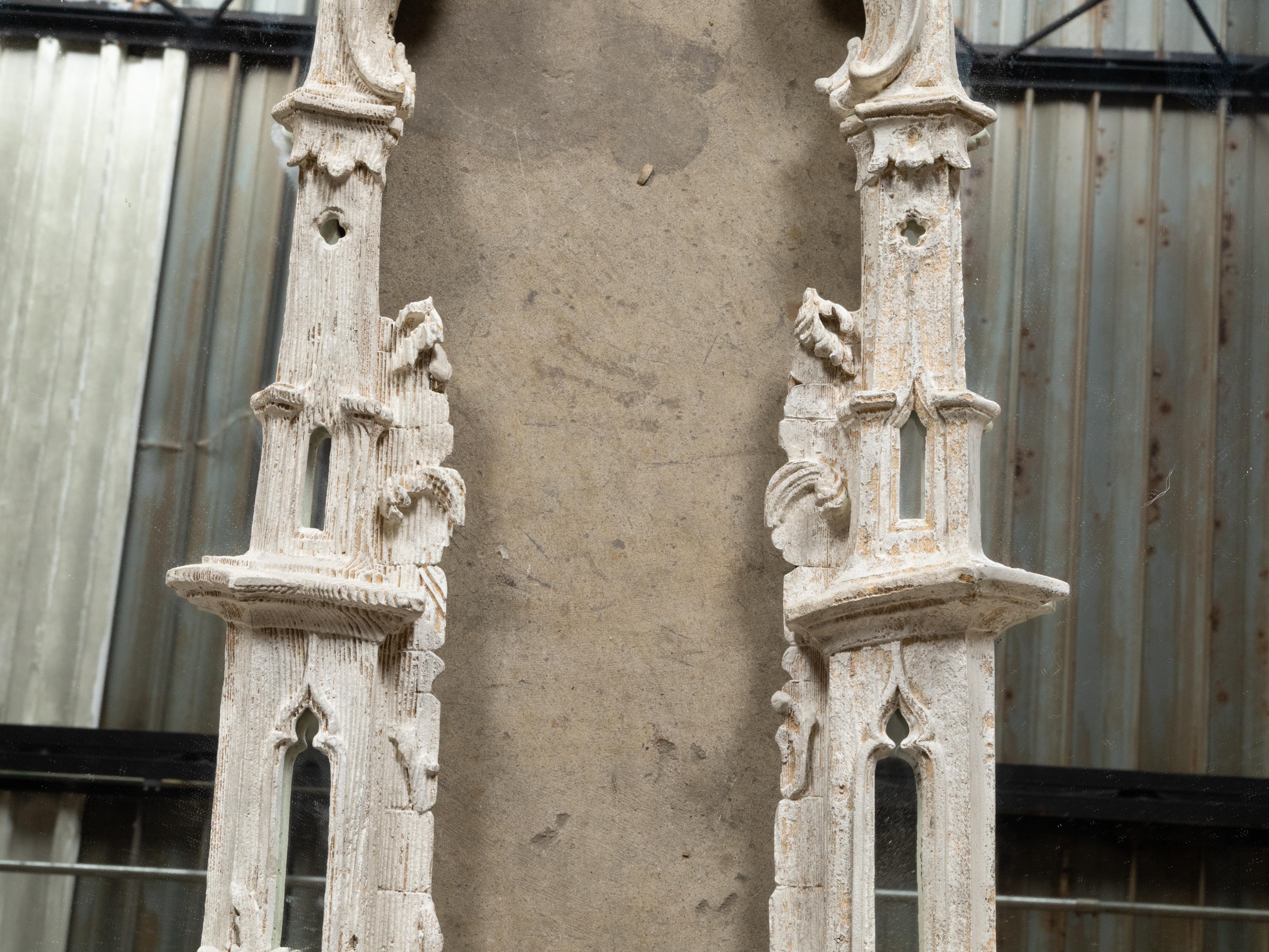 Paire de miroirs architecturaux anglais de style rococo Chippendale peints et sculptés en vente 3