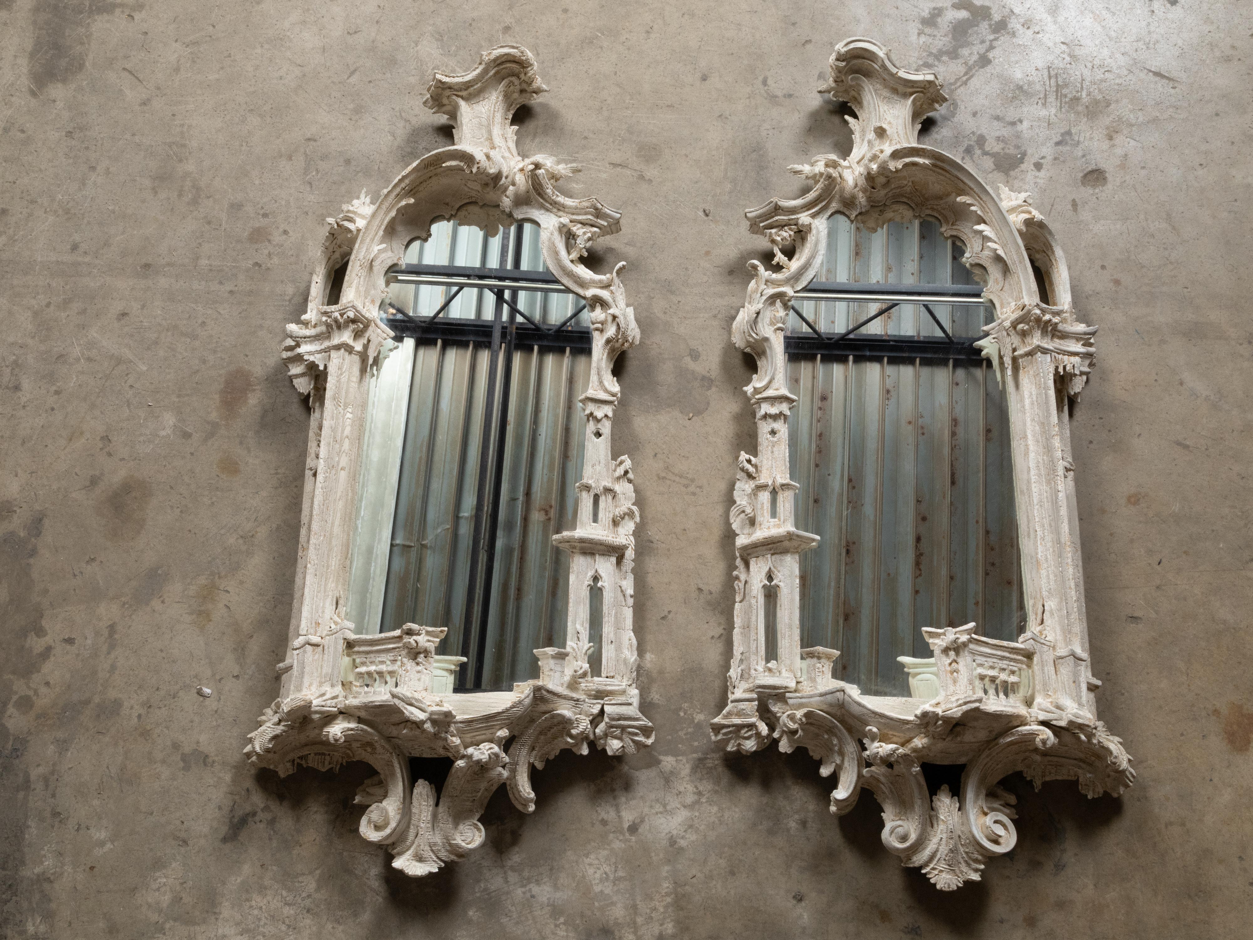 Anglais Paire de miroirs architecturaux anglais de style rococo Chippendale peints et sculptés en vente