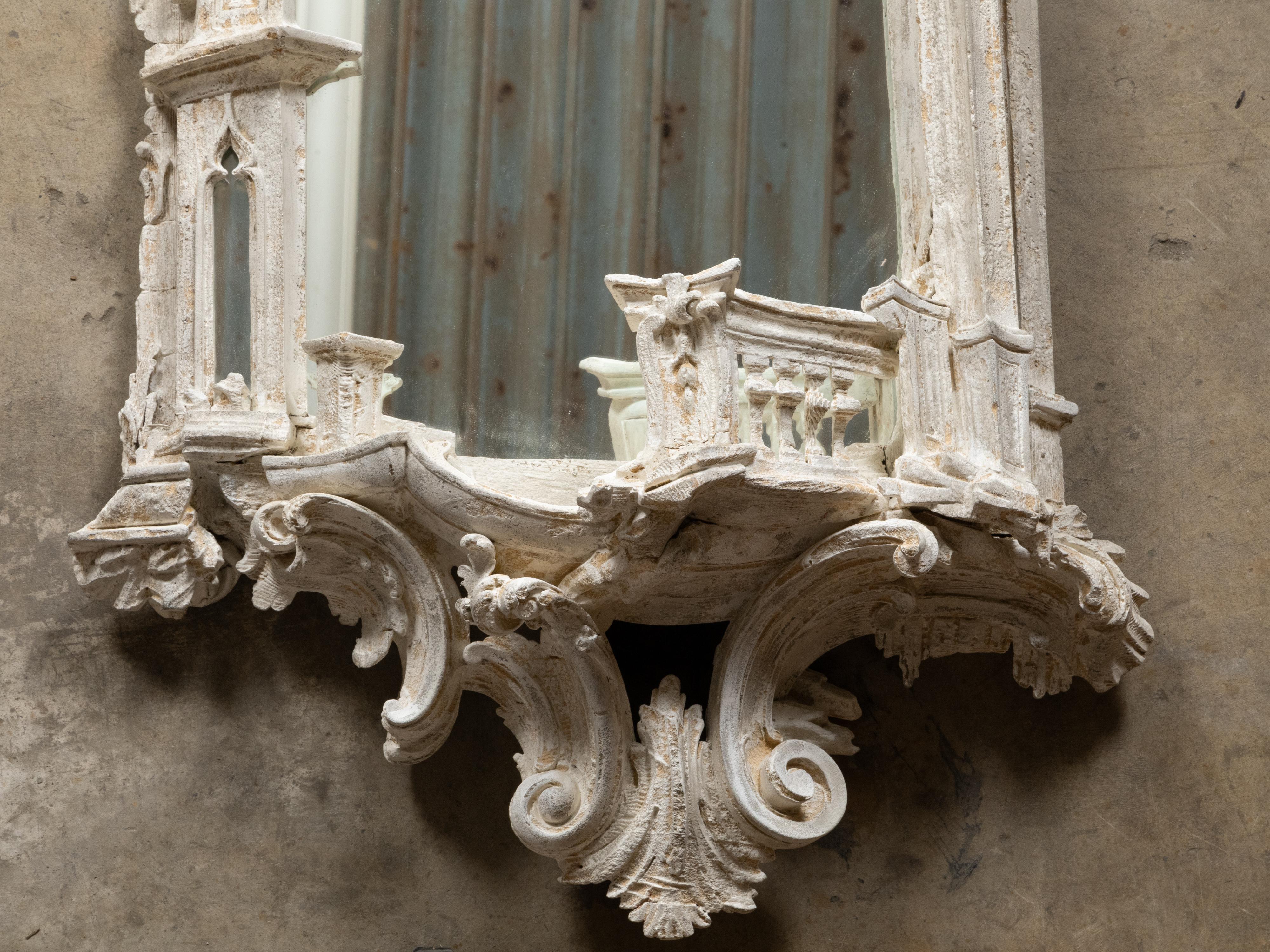 Paar englische Architekturspiegel im Rokoko-Chippendale-Stil, bemalt und geschnitzt (19. Jahrhundert) im Angebot