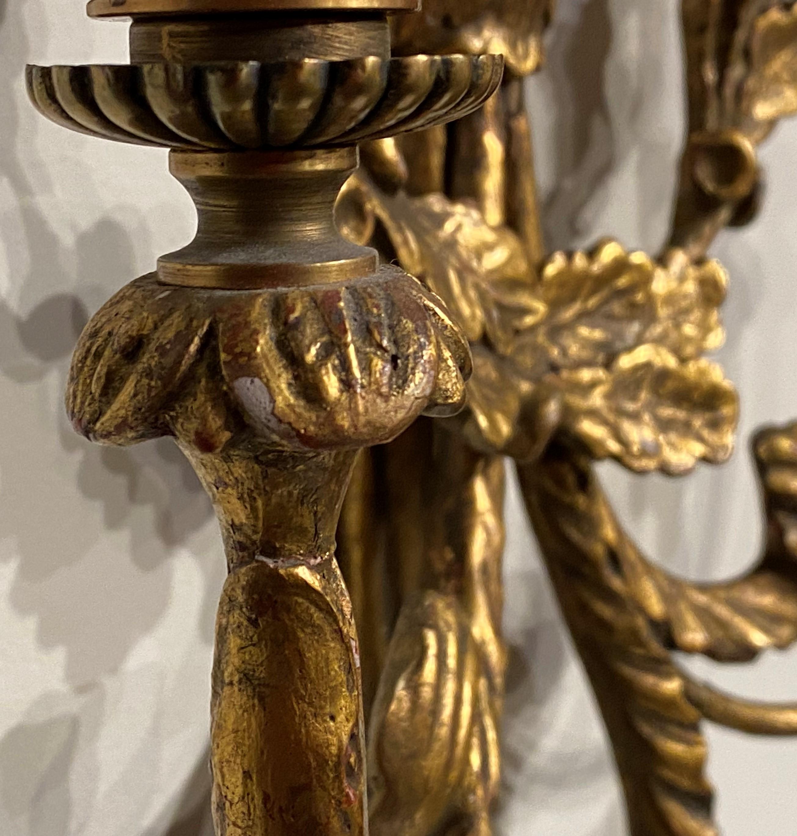 20ième siècle Paire d'appliques à deux lumières de style rococo anglais en bois doré avec dessus en forme d'aigle ébénisé en vente