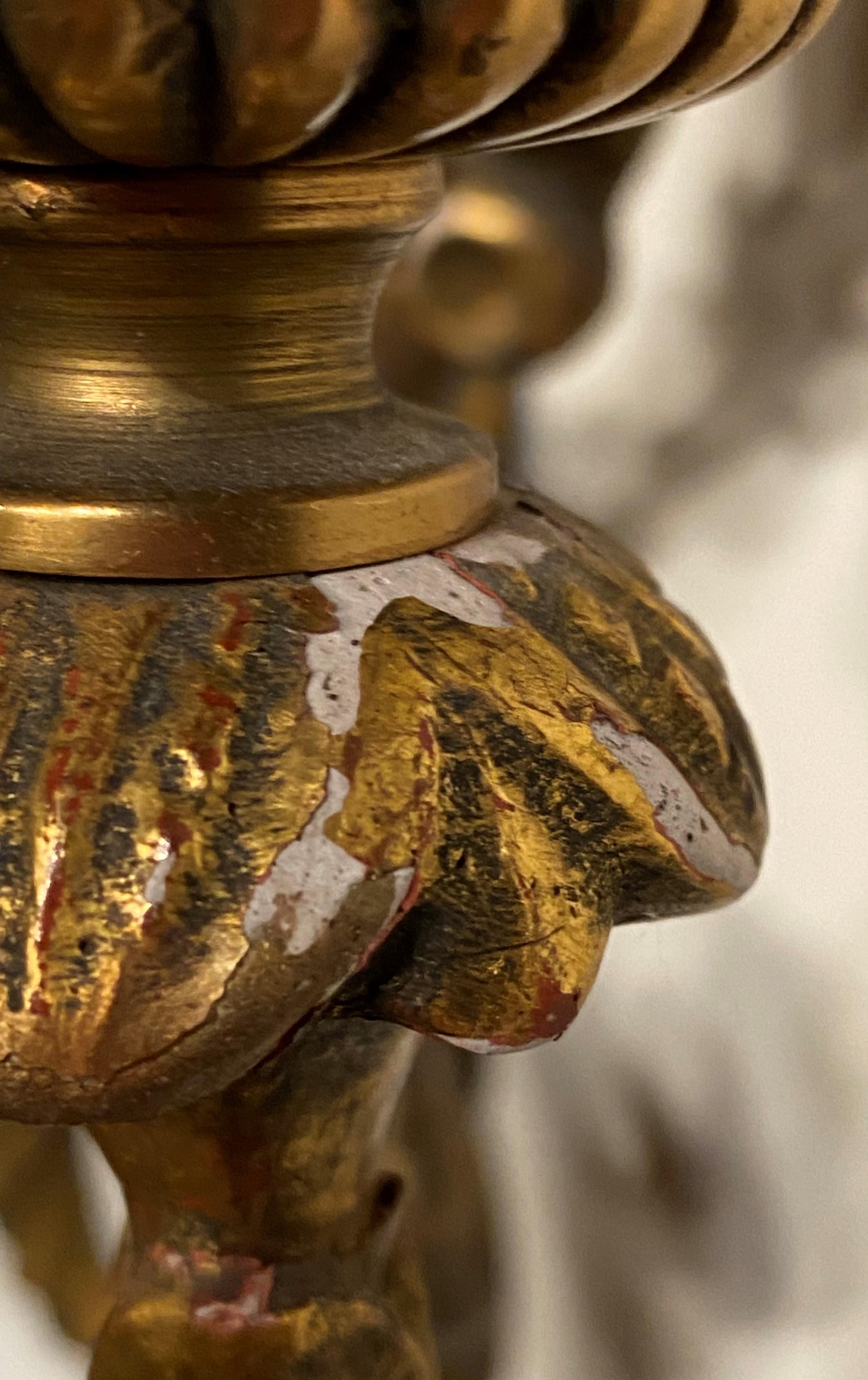 Métal Paire d'appliques à deux lumières de style rococo anglais en bois doré avec dessus en forme d'aigle ébénisé en vente