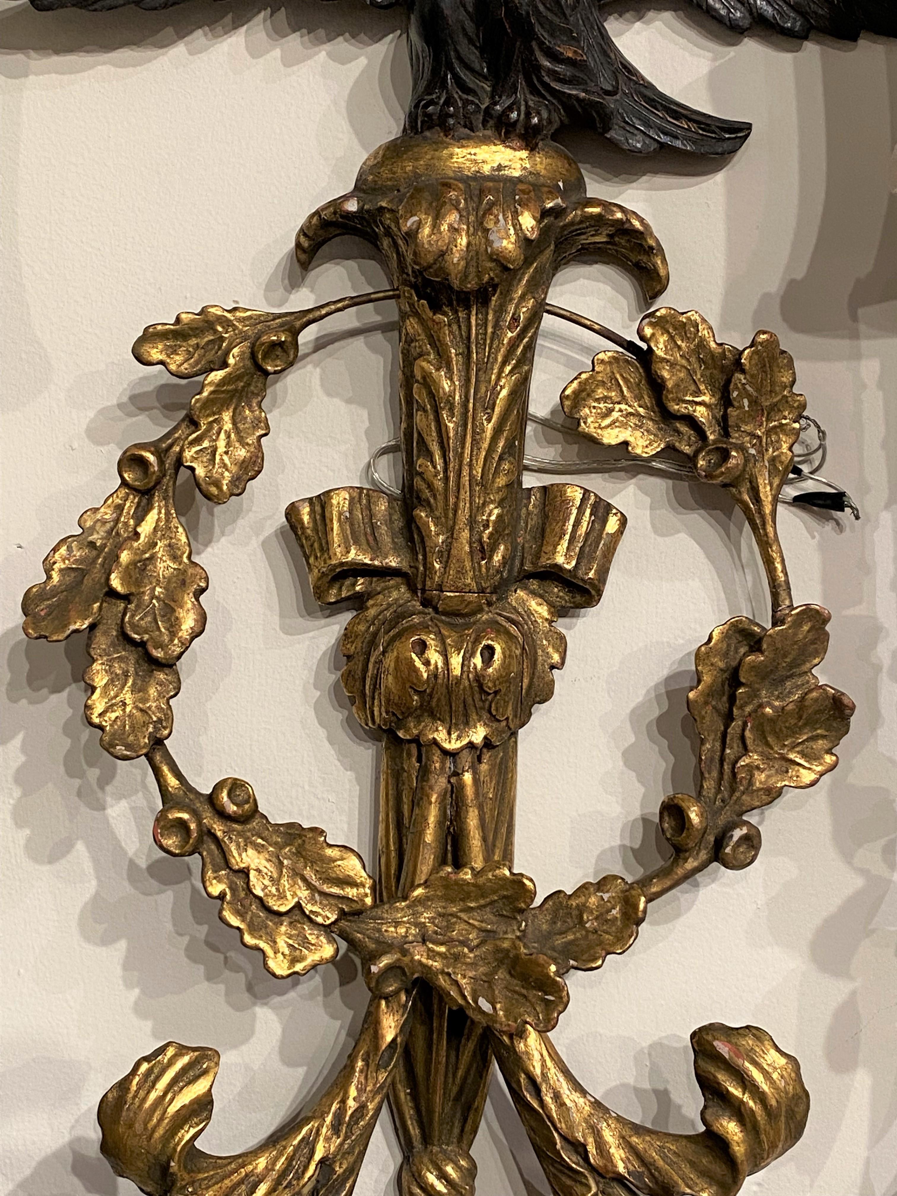 Rococo Paire d'appliques à deux lumières de style rococo anglais en bois doré avec dessus en forme d'aigle ébénisé en vente