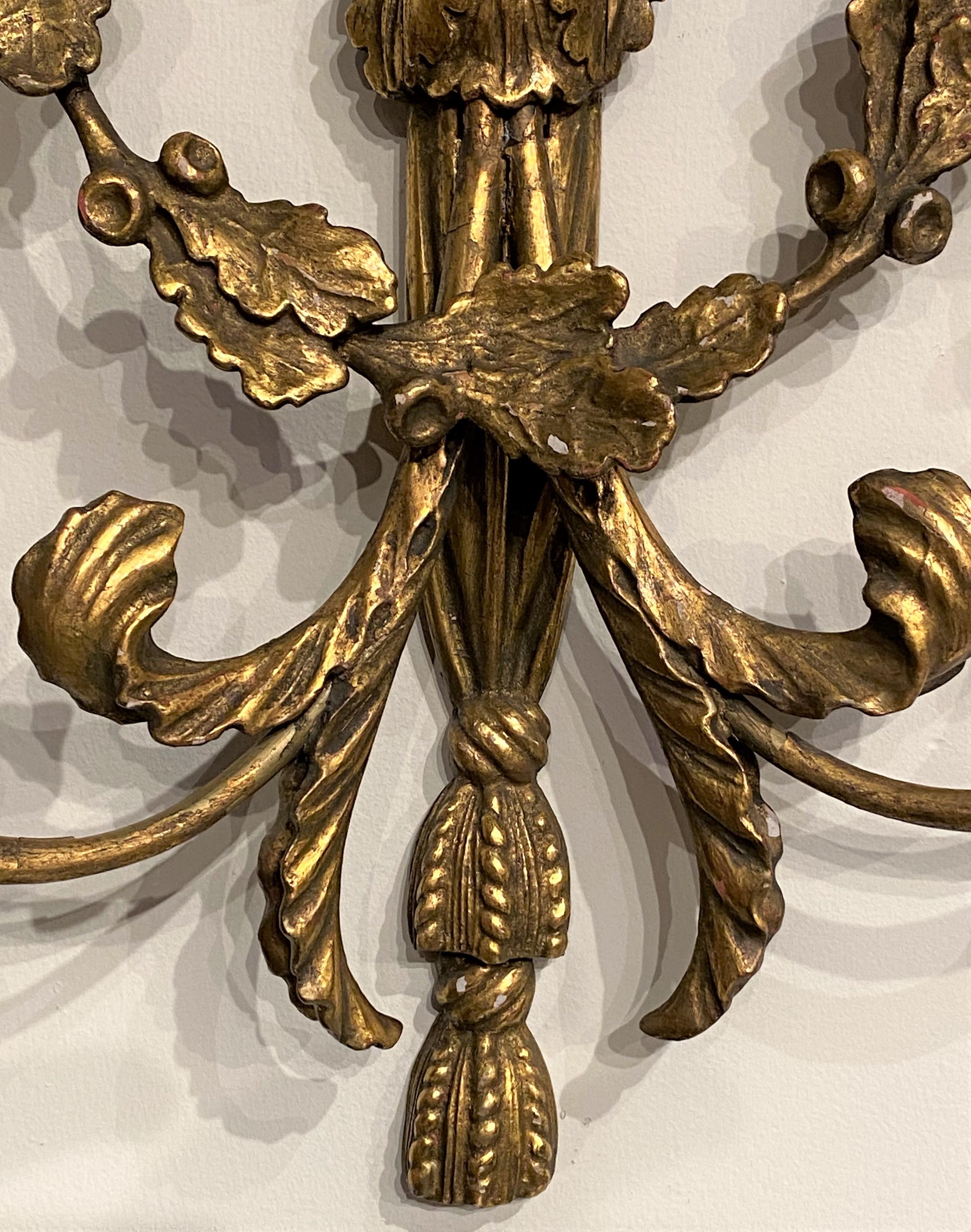 Anglais Paire d'appliques à deux lumières de style rococo anglais en bois doré avec dessus en forme d'aigle ébénisé en vente