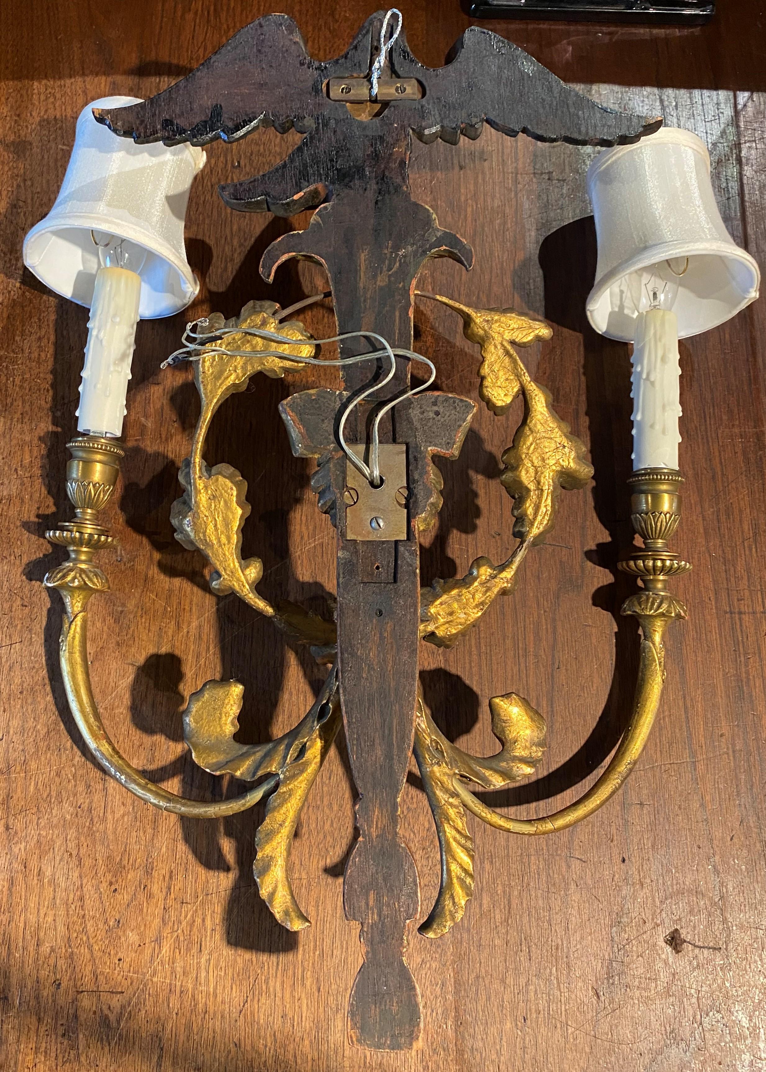 Sculpté à la main Paire d'appliques à deux lumières de style rococo anglais en bois doré avec dessus en forme d'aigle ébénisé en vente