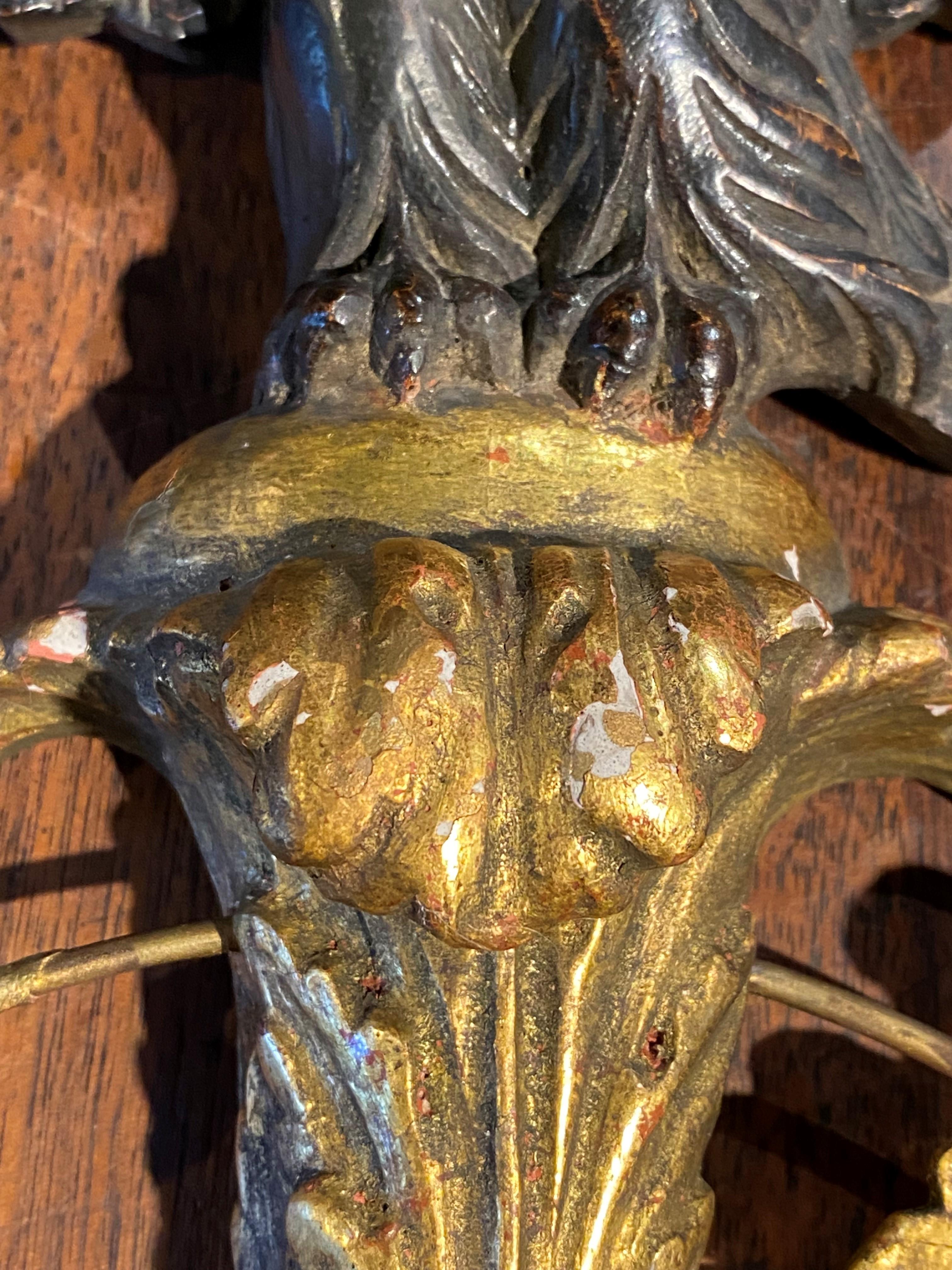 Paire d'appliques à deux lumières de style rococo anglais en bois doré avec dessus en forme d'aigle ébénisé Bon état - En vente à Milford, NH