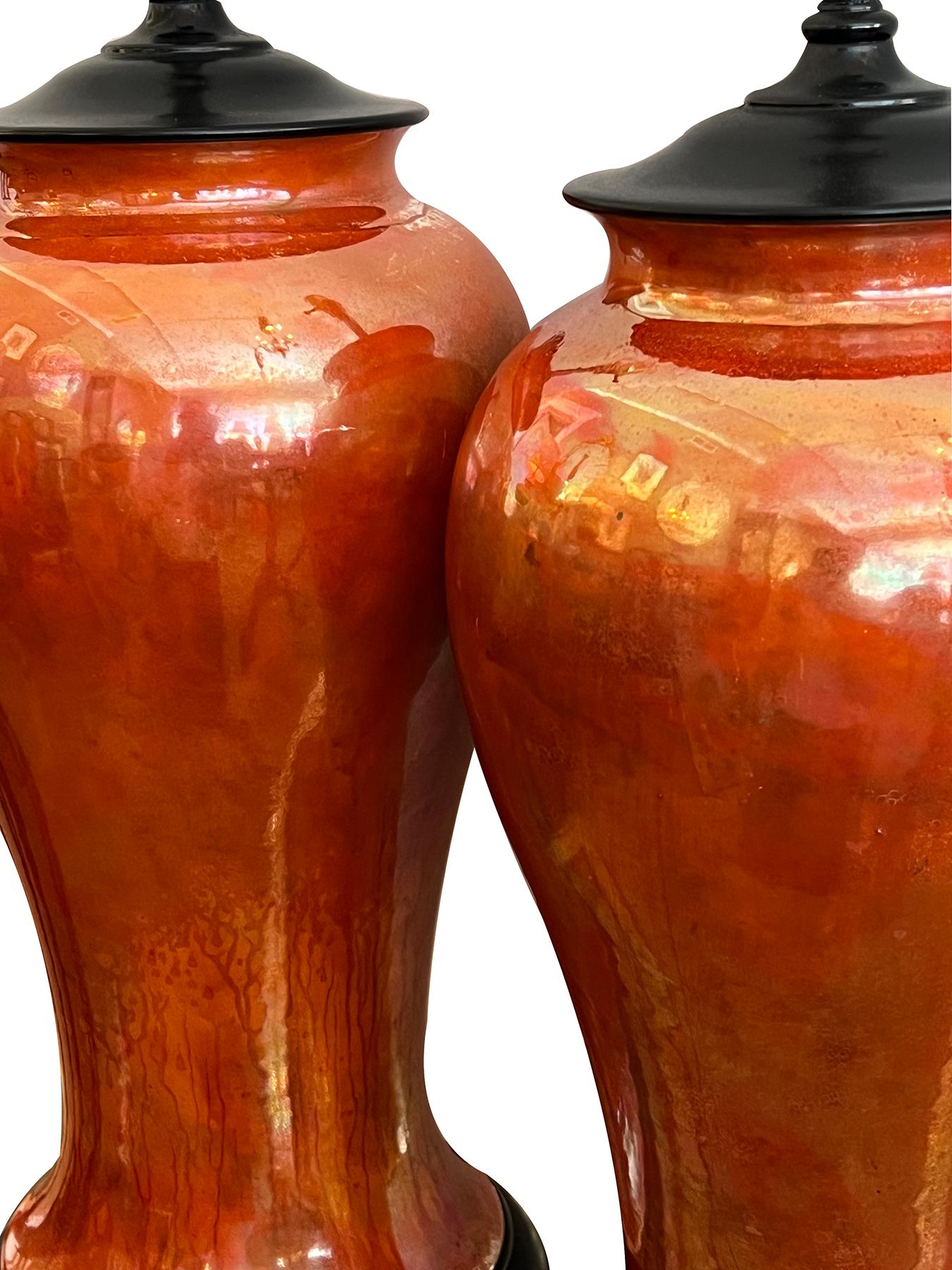 Ein Paar englische Ruskin Pottery irisierende orange-glasierte Vasen jetzt als Lampen (Arts and Crafts) im Angebot