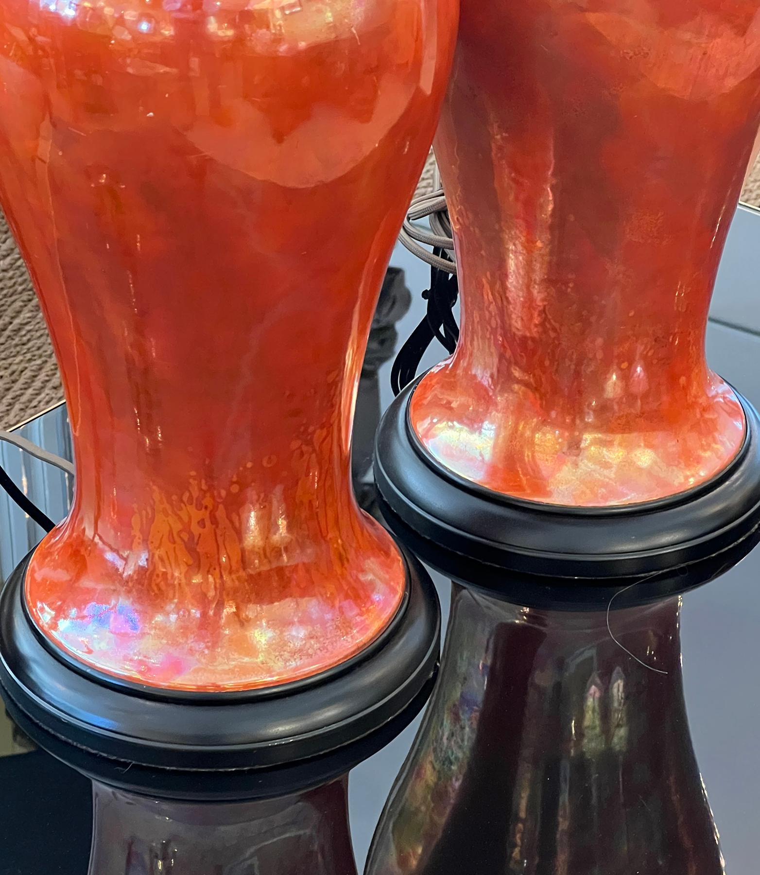 Ein Paar englische Ruskin Pottery irisierende orange-glasierte Vasen jetzt als Lampen (Glasiert) im Angebot