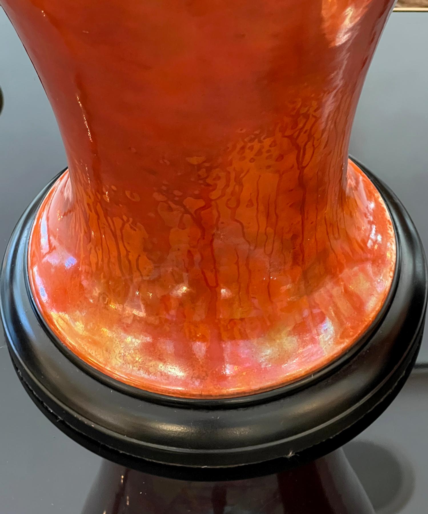 Ein Paar englische Ruskin Pottery irisierende orange-glasierte Vasen jetzt als Lampen im Zustand „Gut“ im Angebot in San Francisco, CA