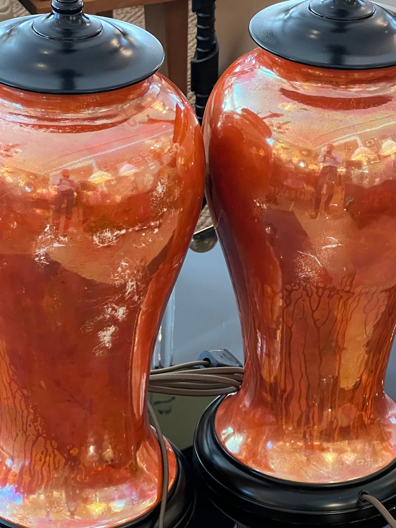 Ein Paar englische Ruskin Pottery irisierende orange-glasierte Vasen jetzt als Lampen (Frühes 20. Jahrhundert) im Angebot