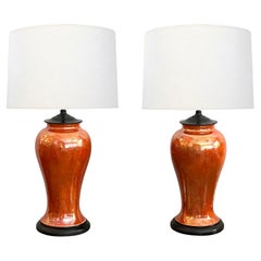 Paire de vases anglais Ruskin Pottery irisé orange-glacé transformés en lampes