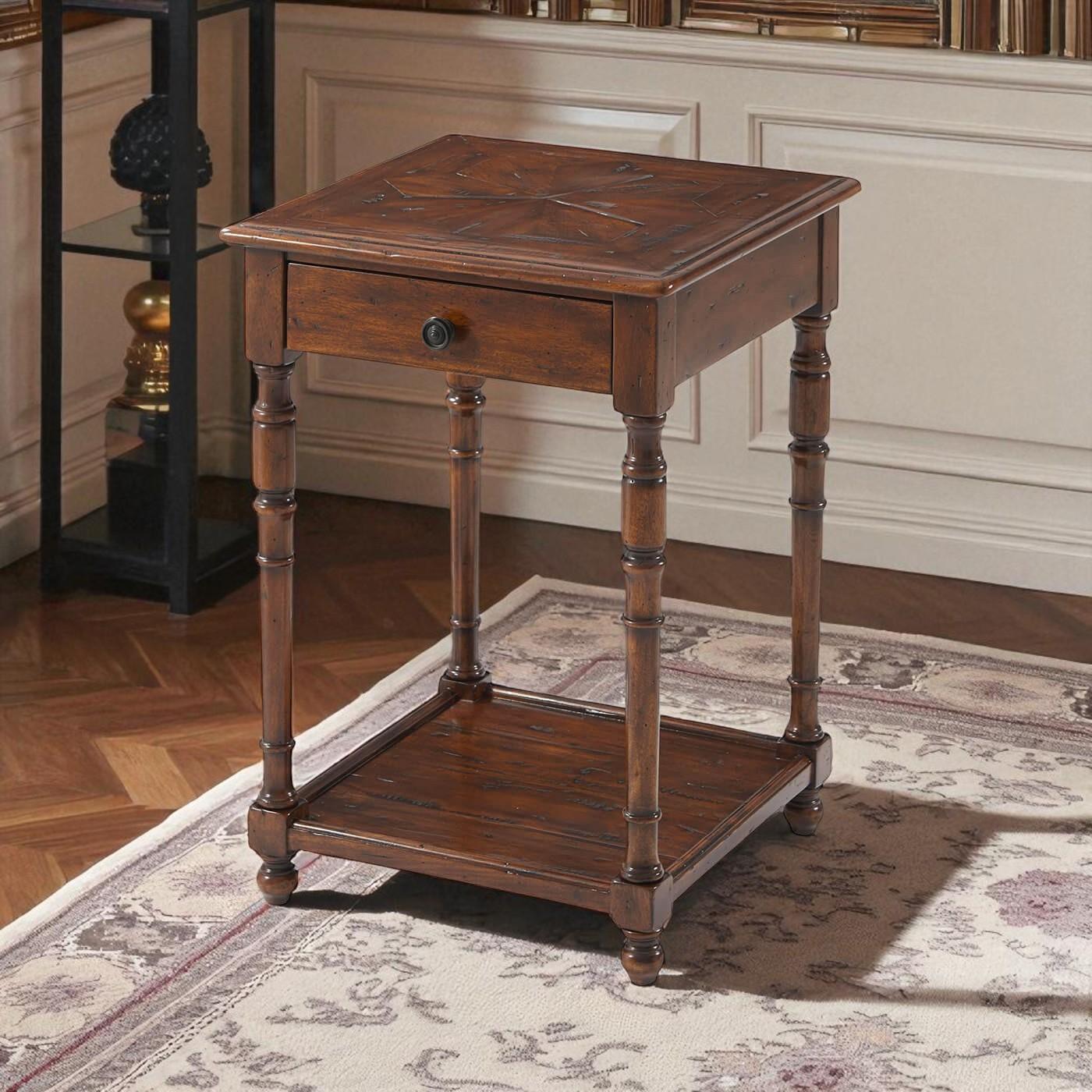 Tavolino in legno anticato in stile English Country Antiques, con cassetto a fregio, su gambe tornite unite da un piano inferiore a listelli.

Dimensioni: 18