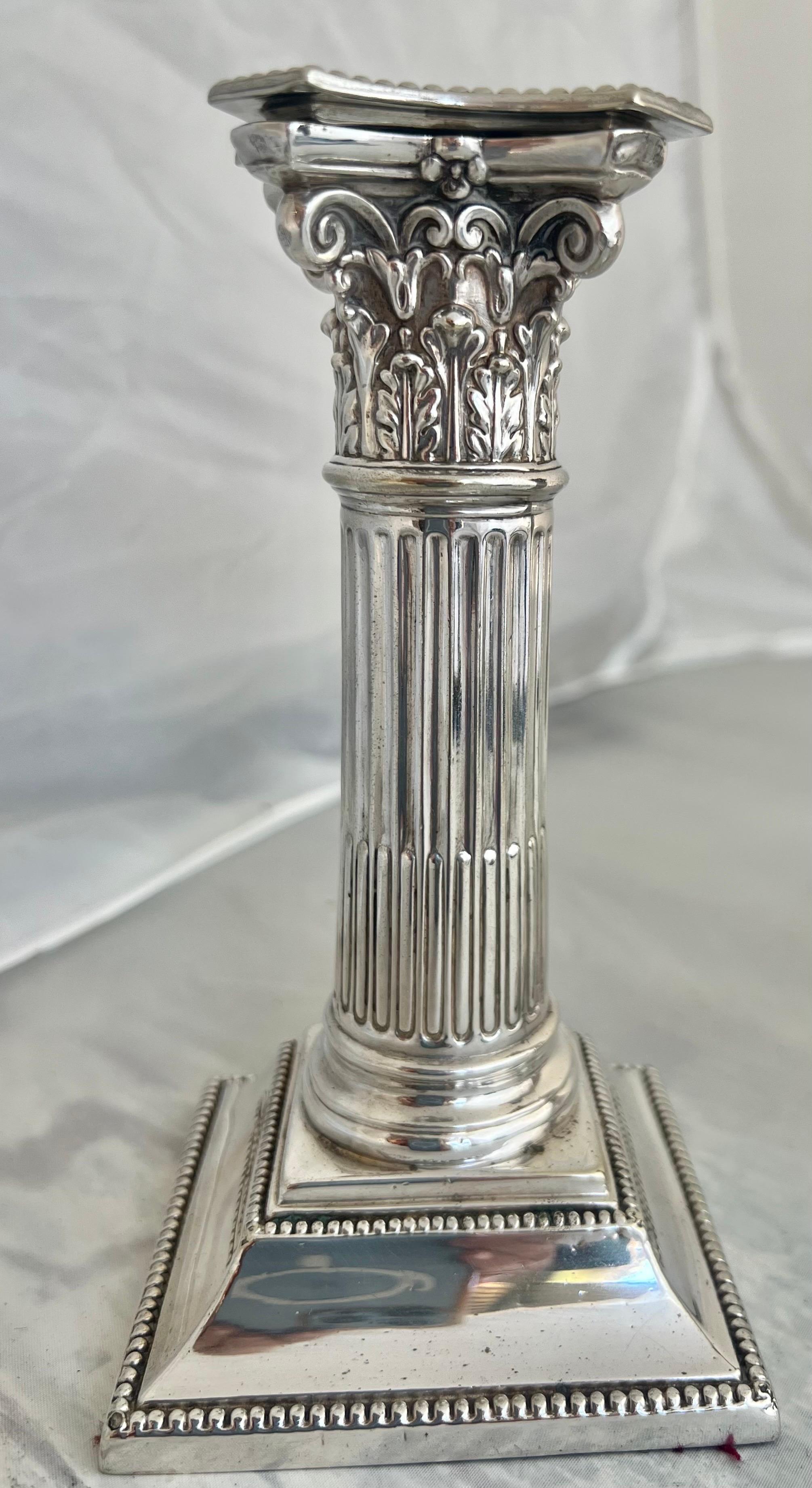 Die in England hergestellten Sheffield-Kerzenhalter haben ein elegantes Säulen-Design mit korinthischen Kapitellen und sind mit perlenbesetzten Bobeches verziert, die ihnen einen raffinierten Touch verleihen.