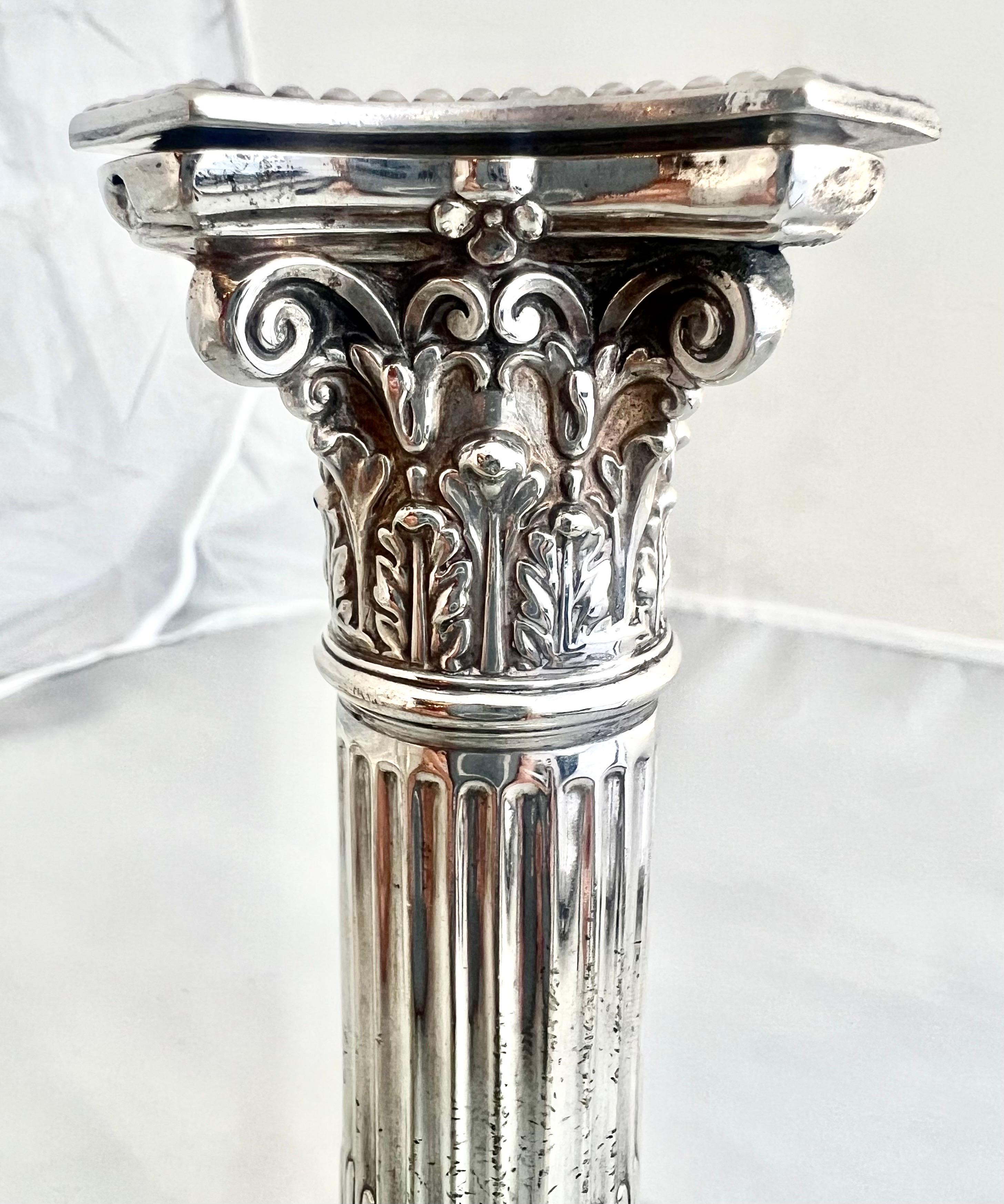 Pareja de candeleros ingleses de plata de Sheffield siglo XX en venta