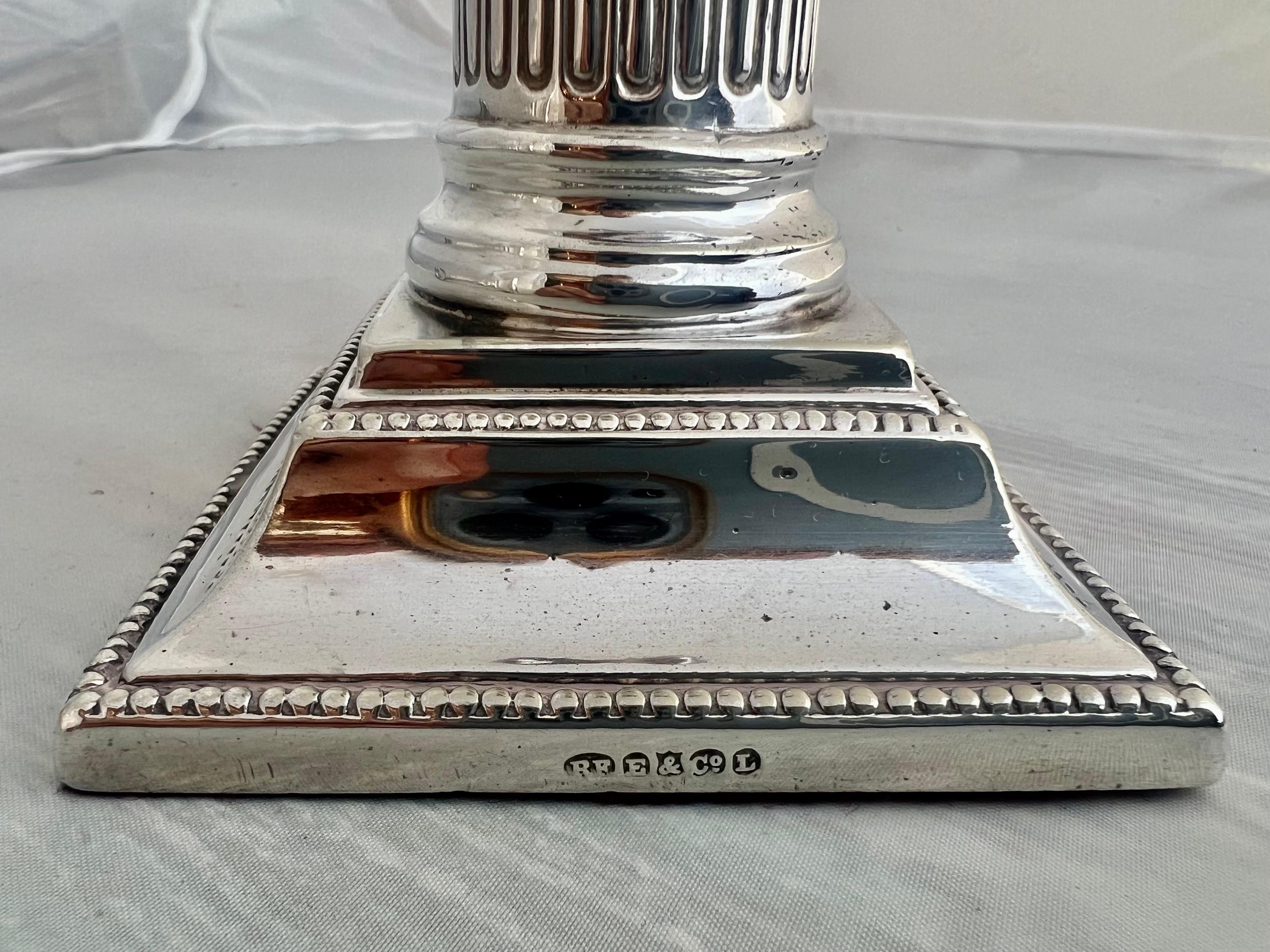 Pareja de candeleros ingleses de plata de Sheffield Silver en venta