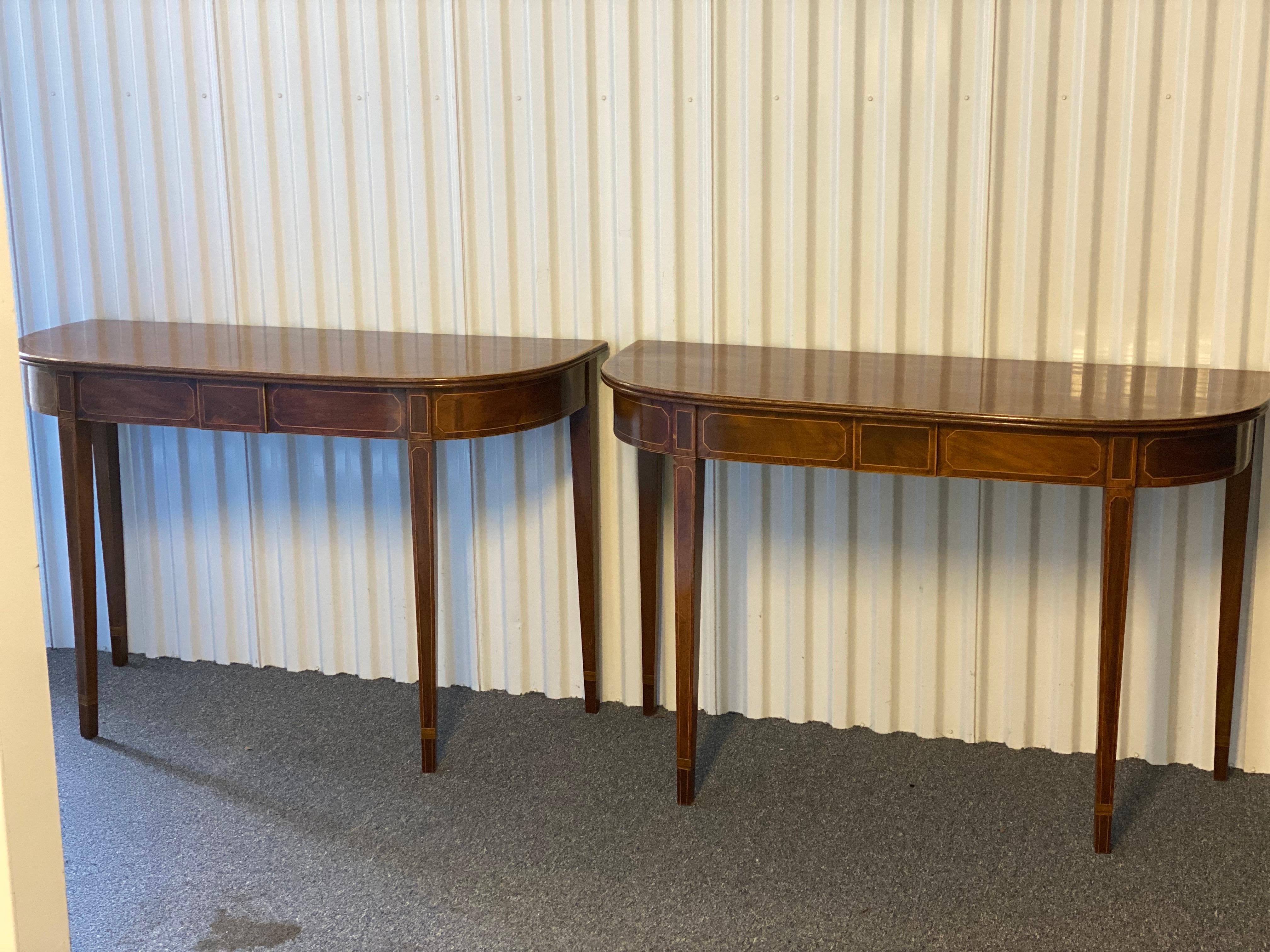 Anglais Paire de tables d'appoint anglaises Sheraton en acajou en forme de D, vers 1790 en vente