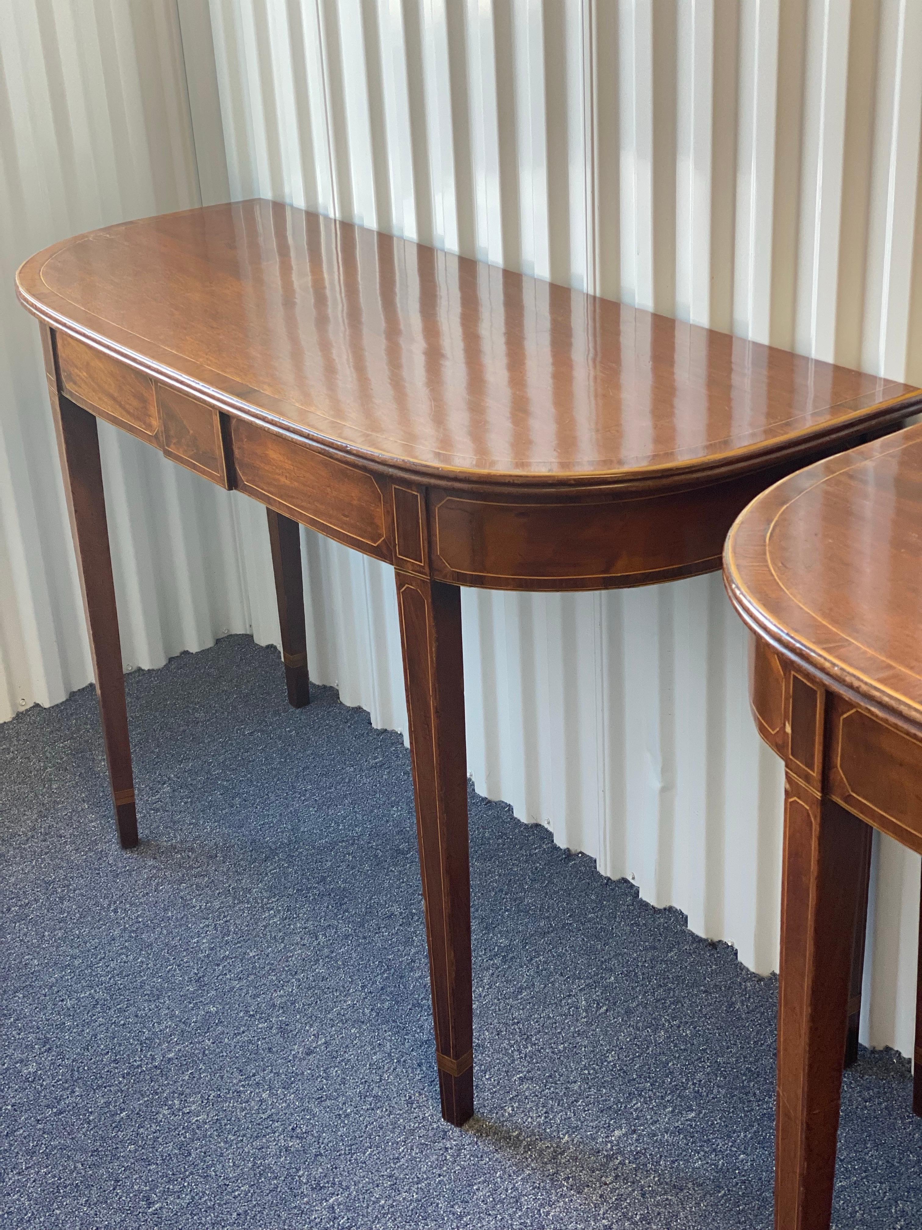 Incrusté Paire de tables d'appoint anglaises Sheraton en acajou en forme de D, vers 1790 en vente