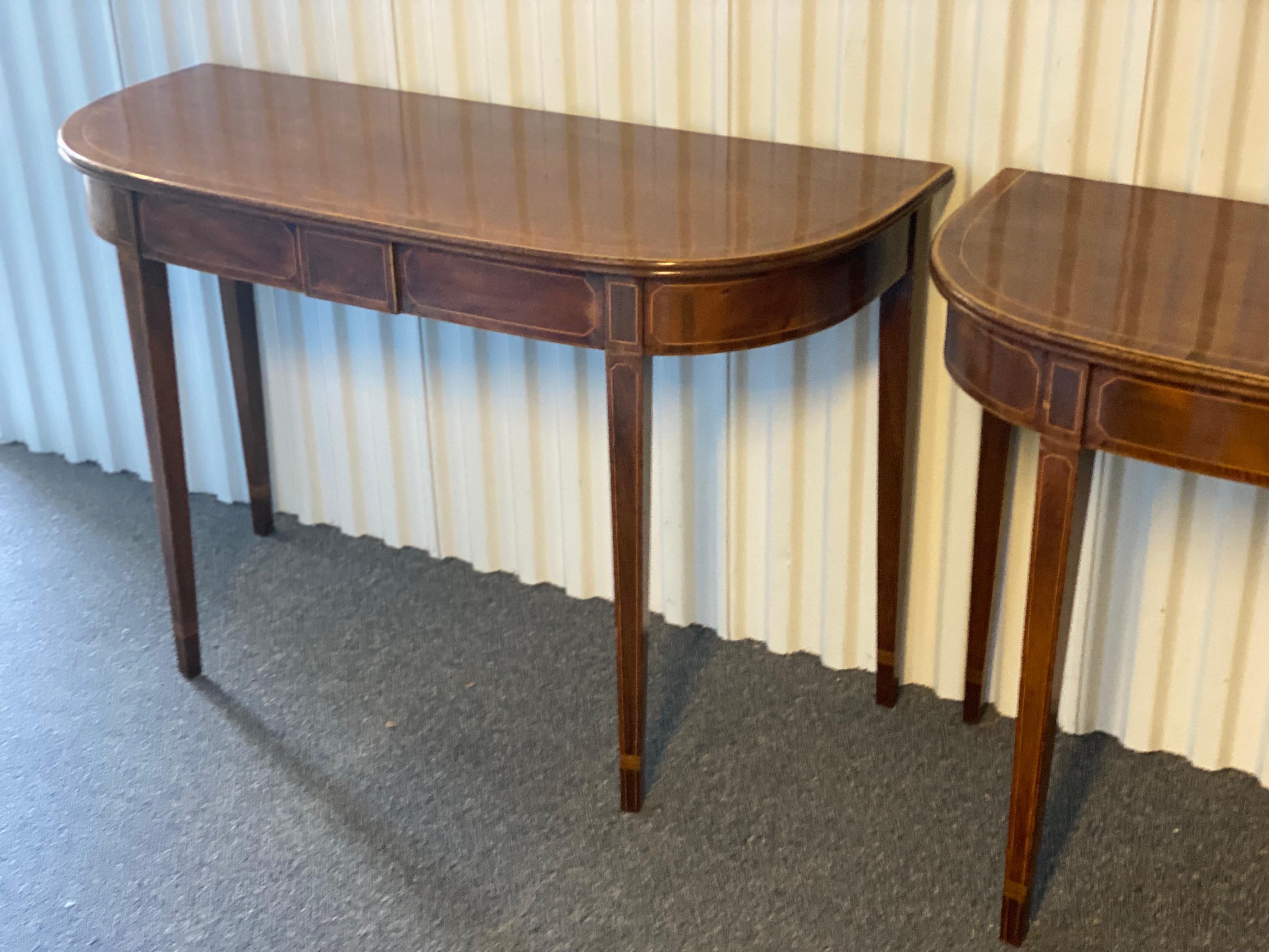 Paire de tables d'appoint anglaises Sheraton en acajou en forme de D, vers 1790 Bon état - En vente à Southampton, NY
