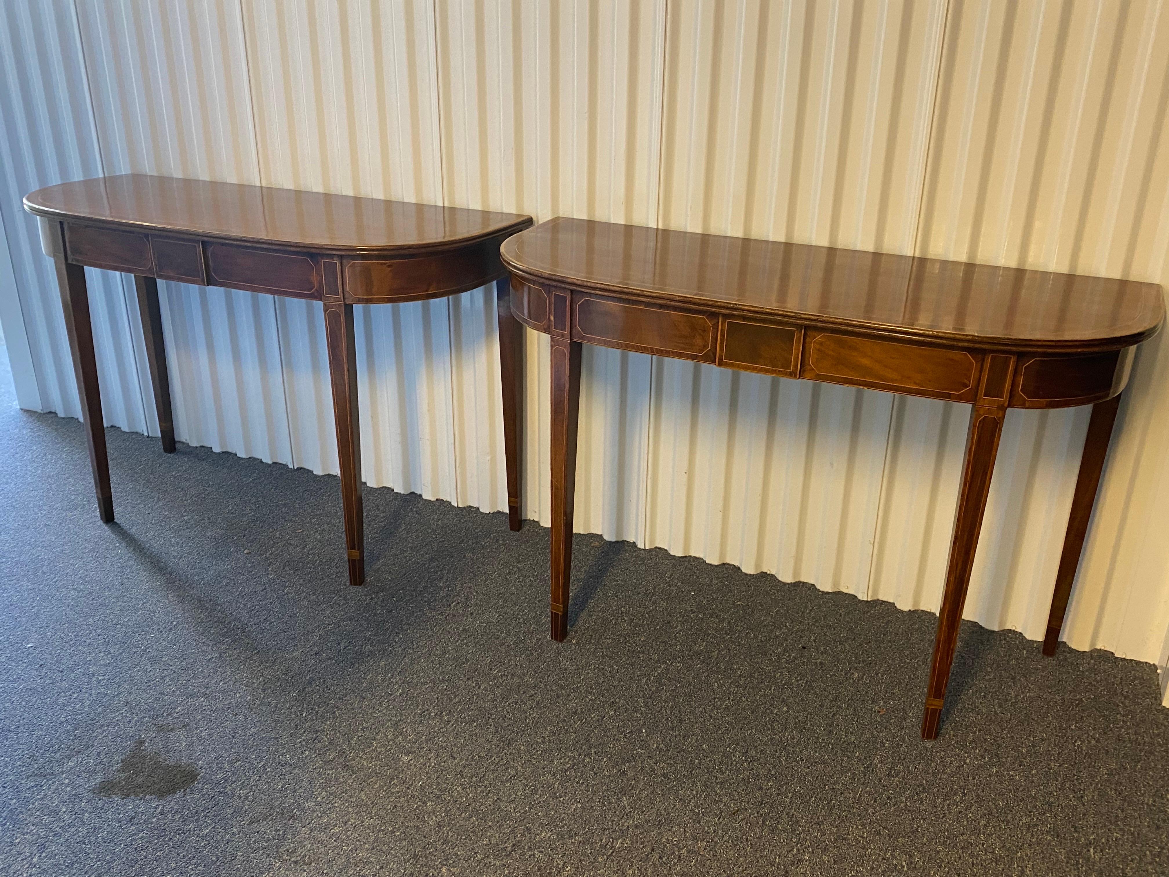 XVIIIe siècle Paire de tables d'appoint anglaises Sheraton en acajou en forme de D, vers 1790 en vente