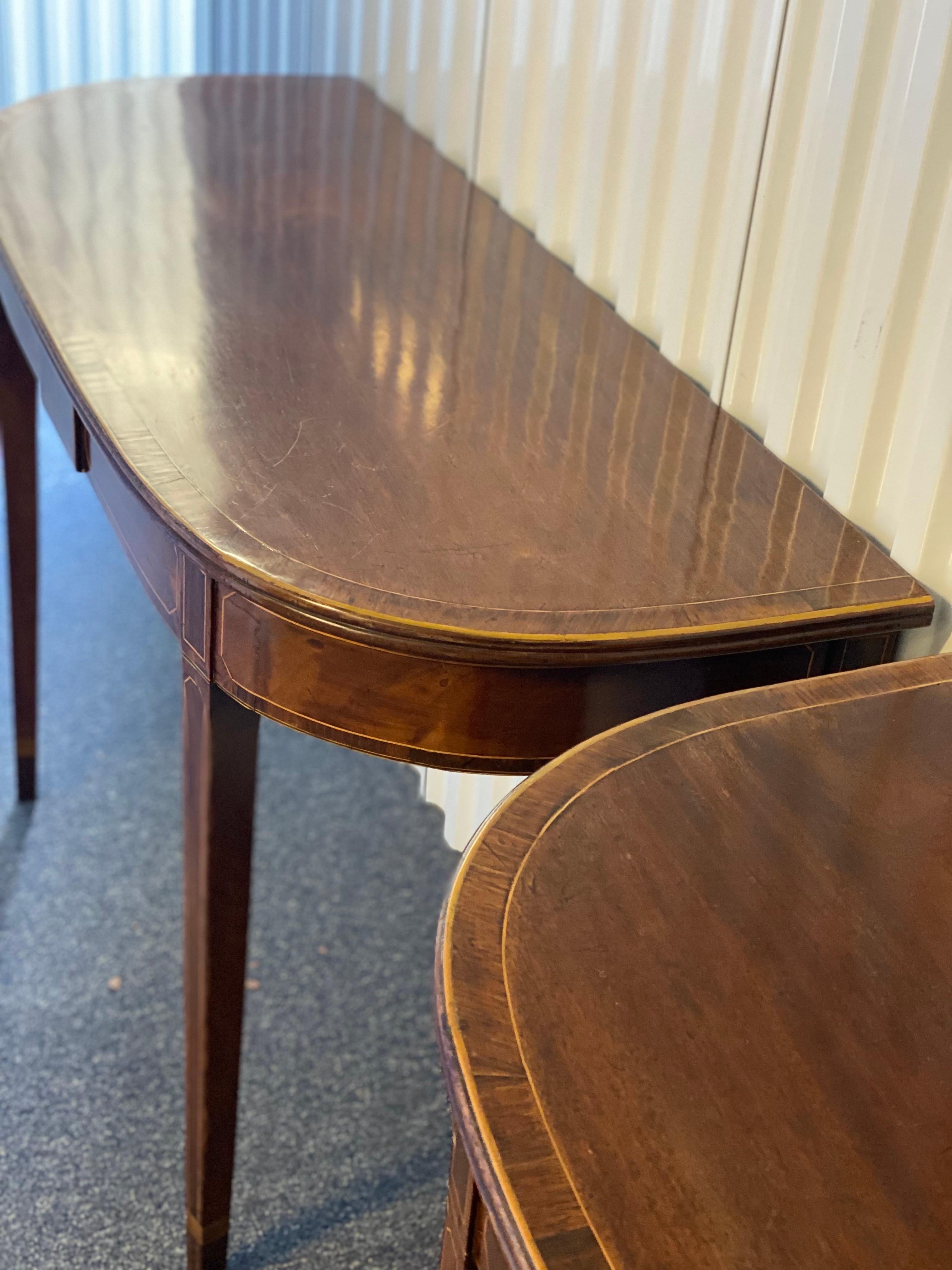 Bois Paire de tables d'appoint anglaises Sheraton en acajou en forme de D, vers 1790 en vente