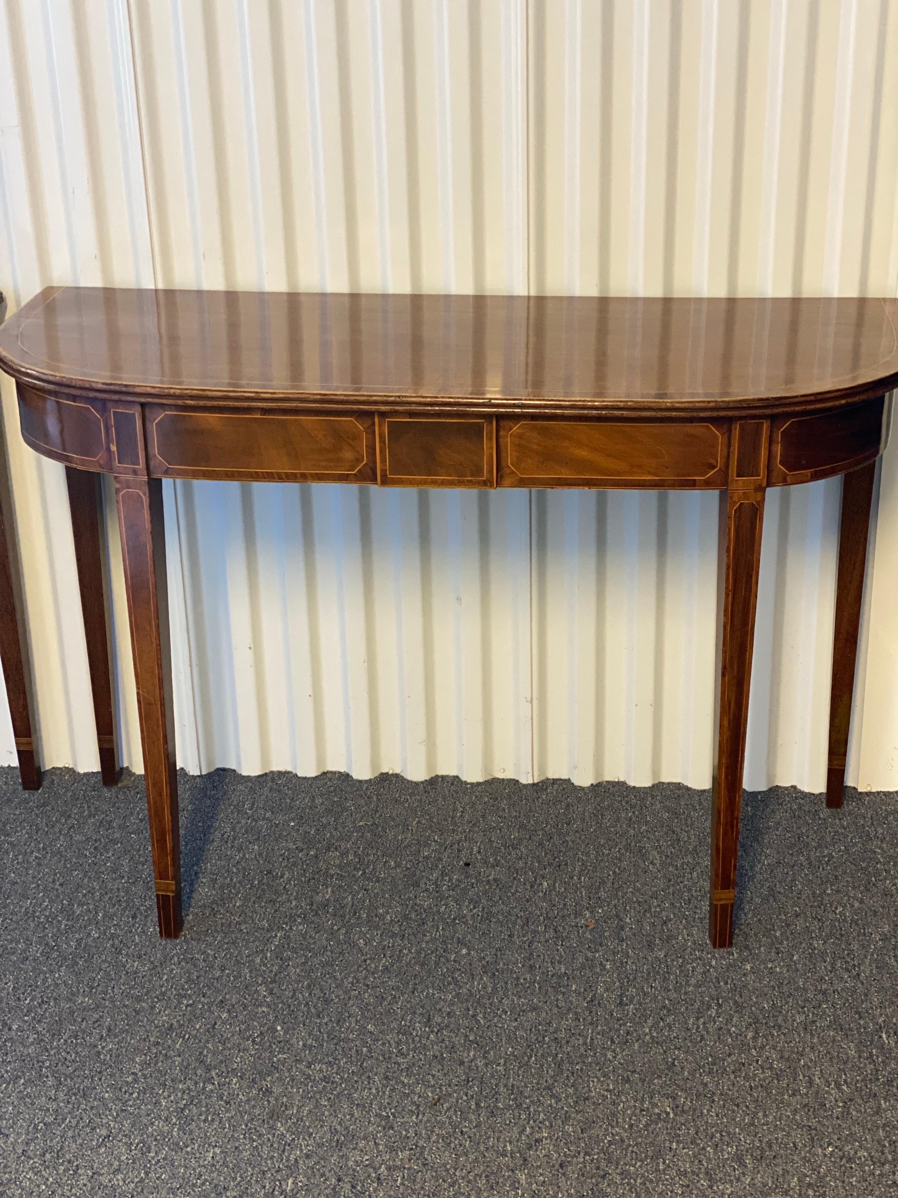 Paire de tables d'appoint anglaises Sheraton en acajou en forme de D, vers 1790 en vente 2
