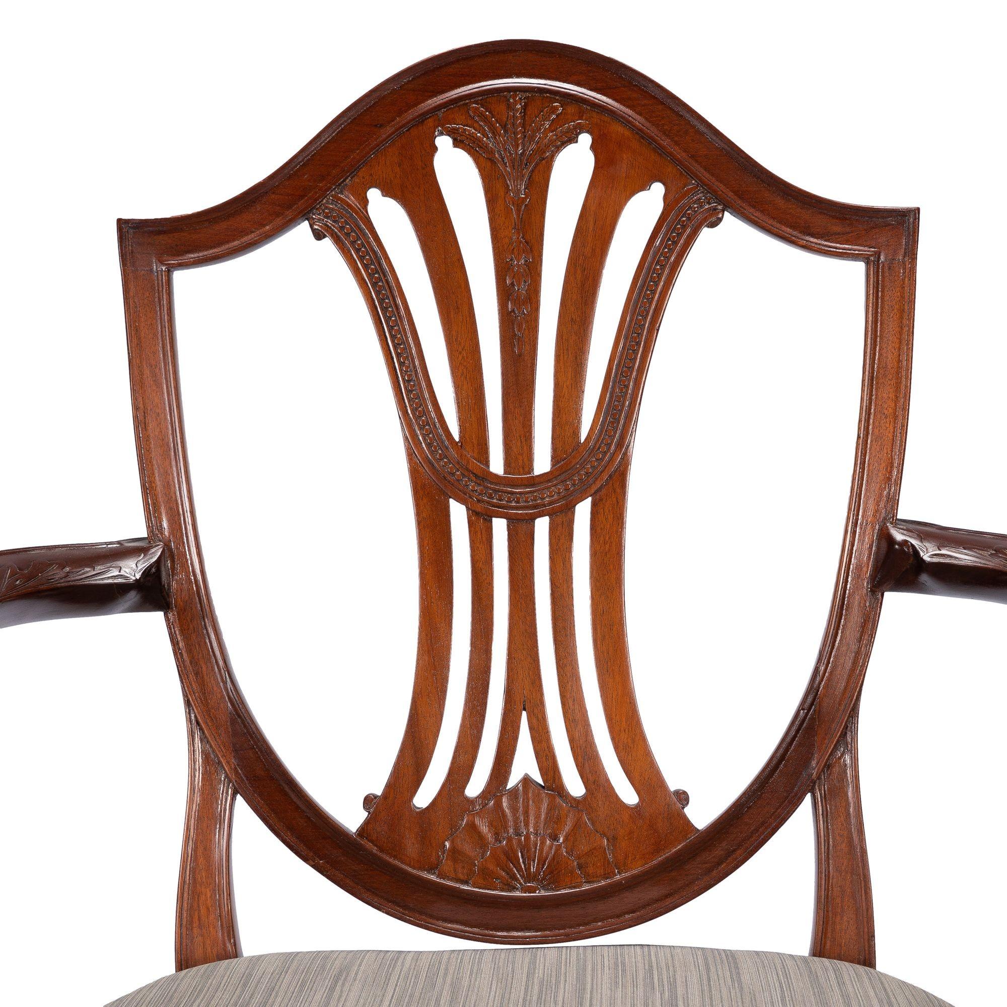 Coppia di poltrone inglesi Sheraton in mogano con schienale a scudo, 1790 in vendita 4