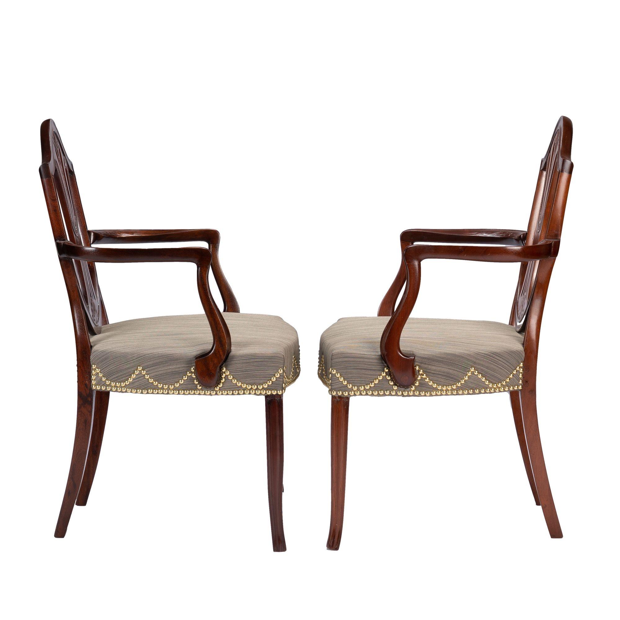 Pair of English Sheraton mahogany shield back armchairs, 1790 In Good Condition For Sale In Kenilworth, IL