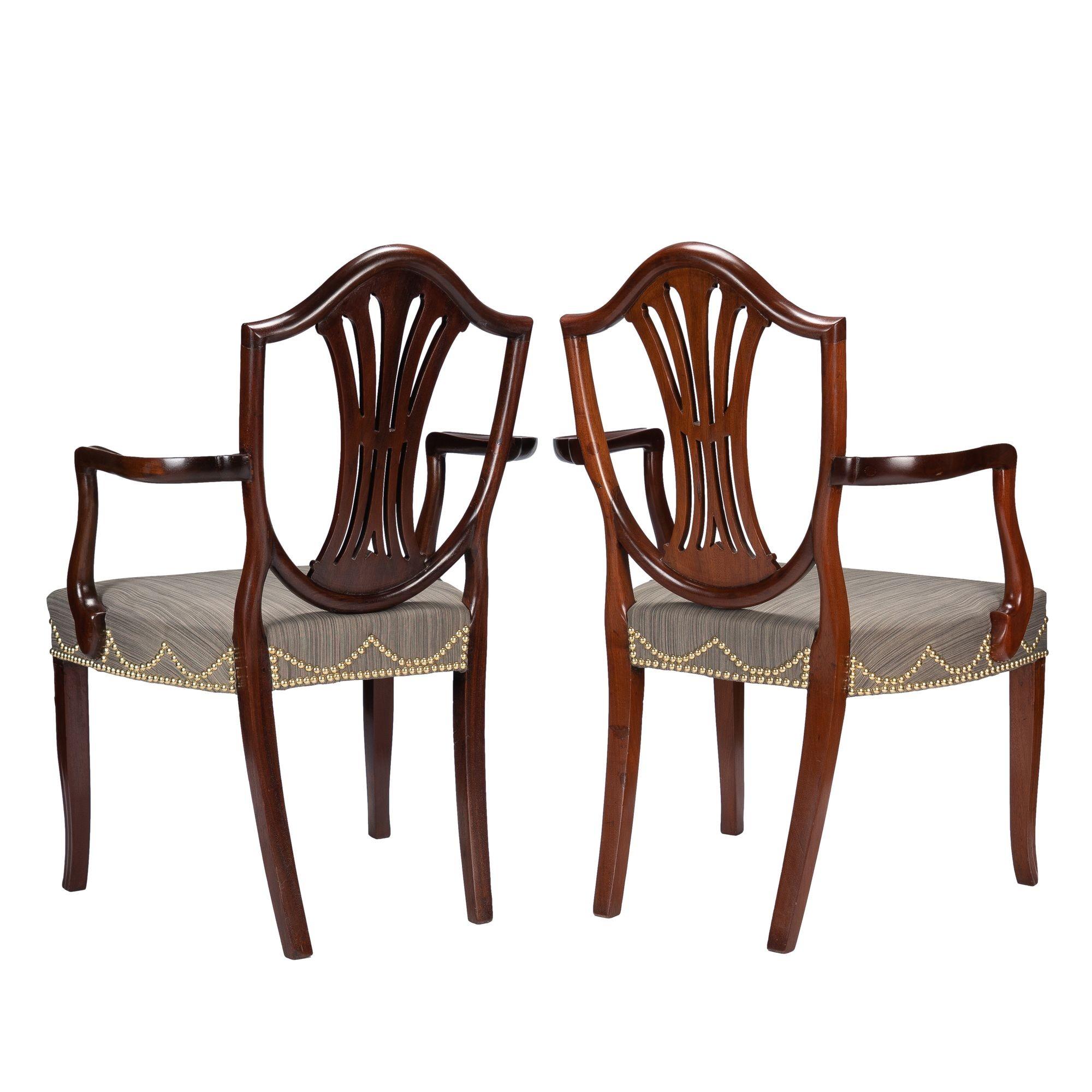 Ottone Coppia di poltrone inglesi Sheraton in mogano con schienale a scudo, 1790 in vendita