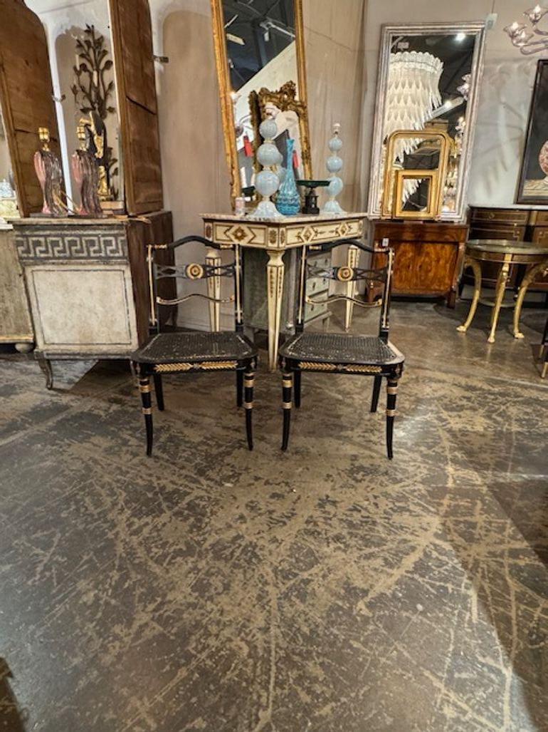 Ein gutes Paar englischer Regency Design Beistellstühle, schwarz lackiert und vergoldet. Ca. 1940. Ein zeitloser und klassischer Touch für ein edles Interieur. 22b x 22d x 35h