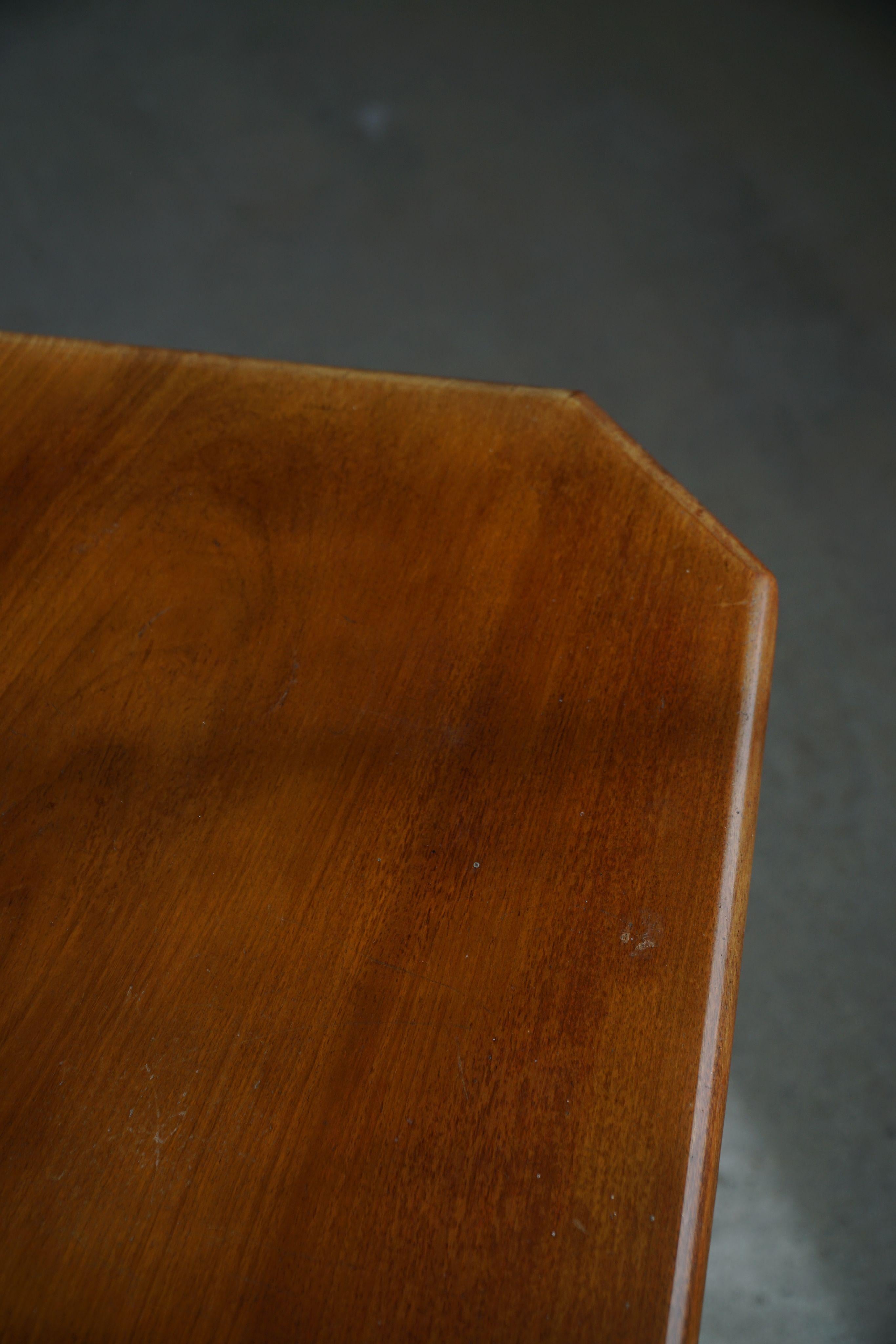 Pair of English Side Tables / Pedestals, Nutwood, Mid-Century, 1940s In Good Condition For Sale In Odense, DK