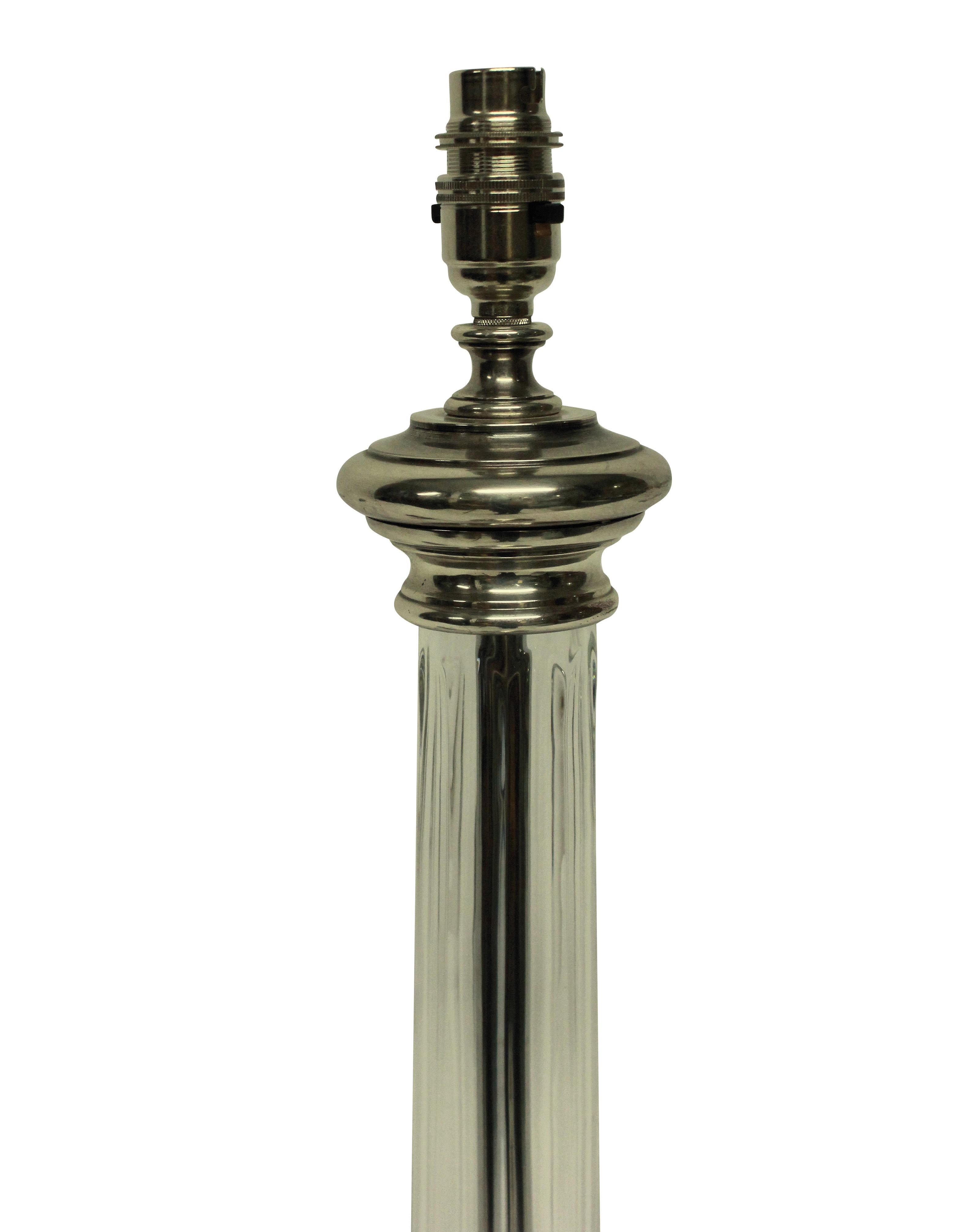 Une paire de lampes anglaises à colonne en verre taillé, avec des bases et des accessoires en métal argenté. Nouvellement électrifié avec des cordons en soie argentée.