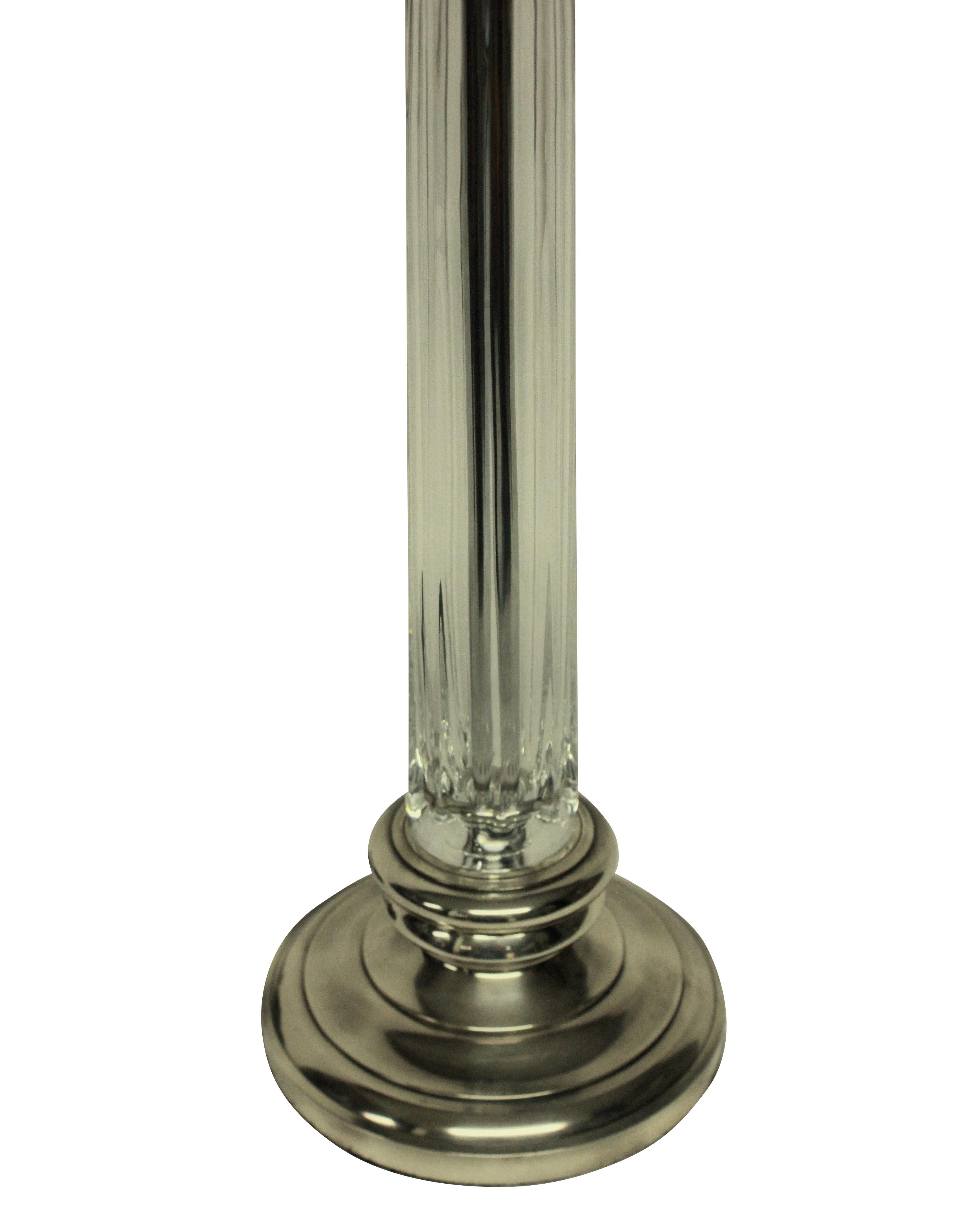 Paar englische Säulenlampen aus Silber und geschliffenem Glas (Englisch) im Angebot